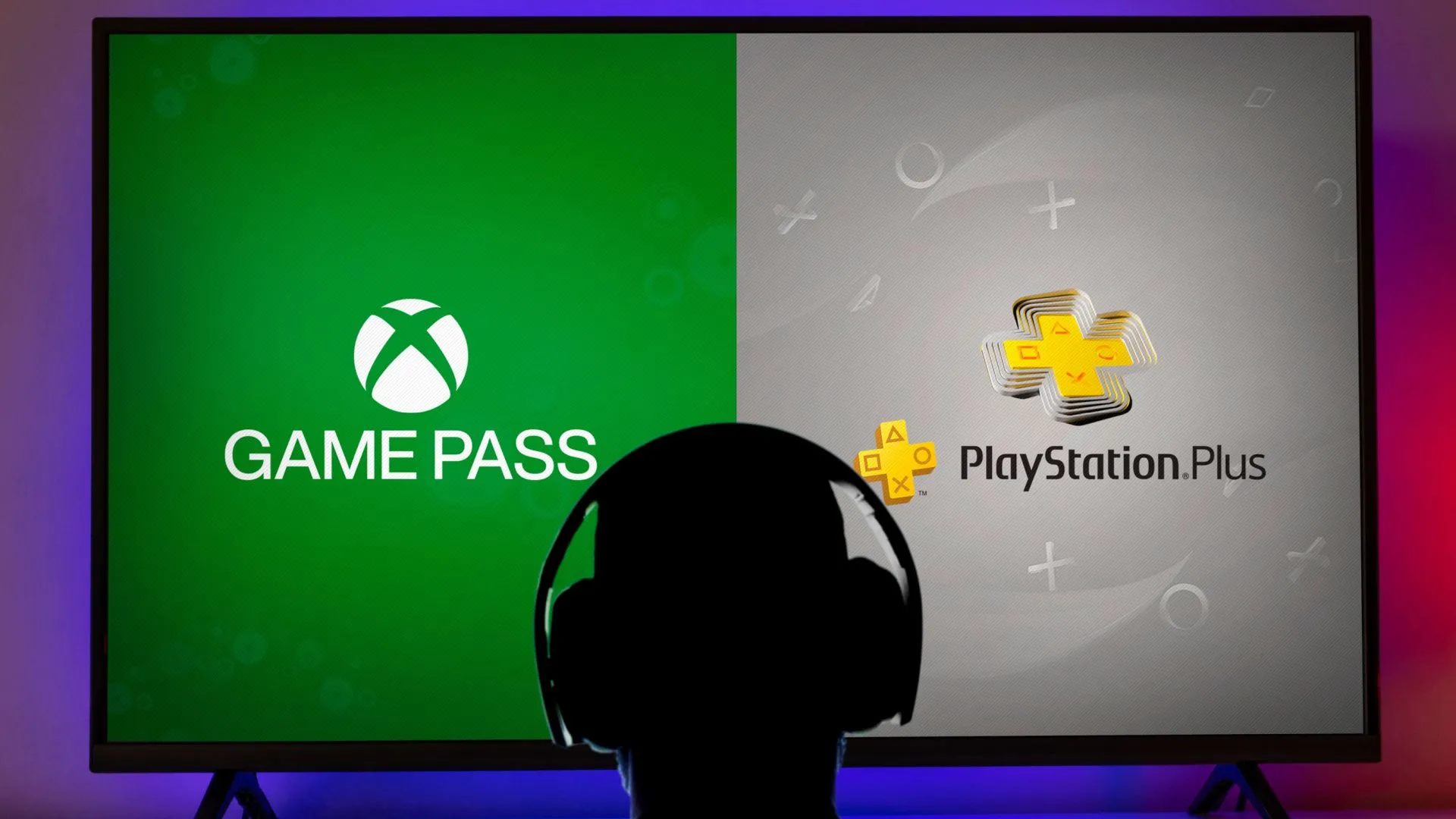Người đàn ông với tai nghe nhìn vào logo Xbox Game Pass và PlayStation Plus trên màn hình TV lớn