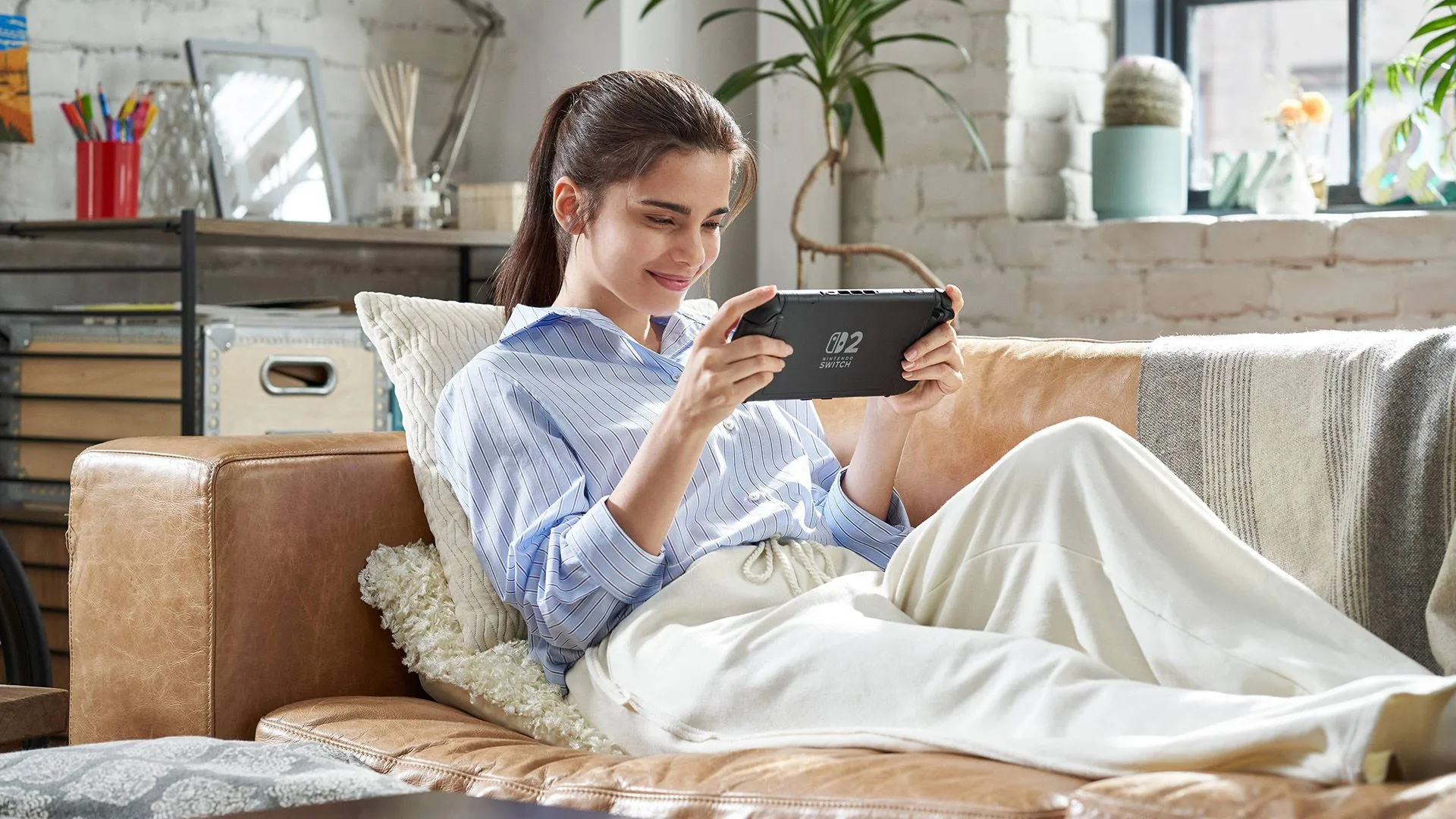 Người đang chơi game trên máy console Nintendo Switch 2 cầm tay