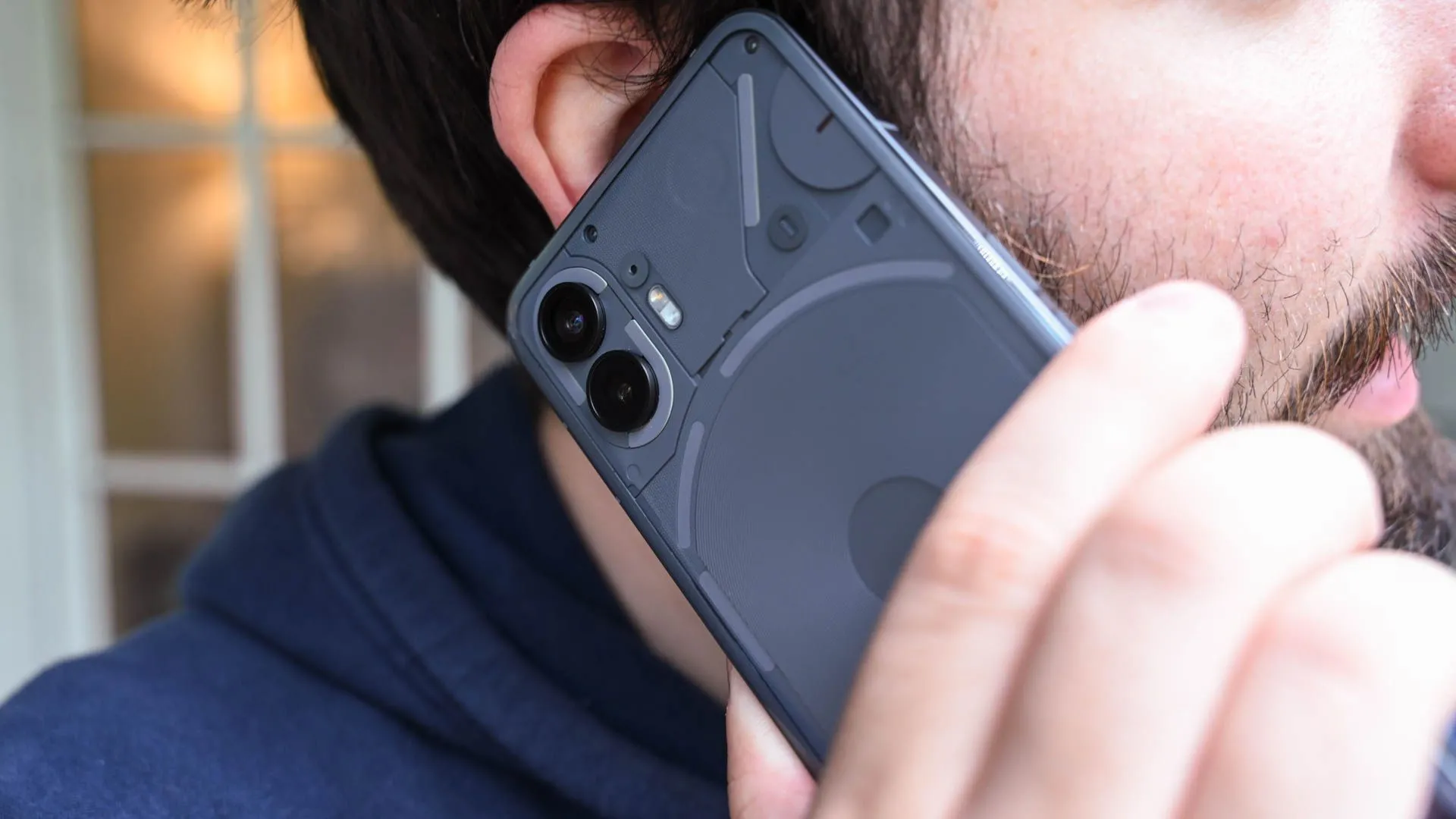 Người đang thực hiện cuộc gọi trên Nothing Phone (2)