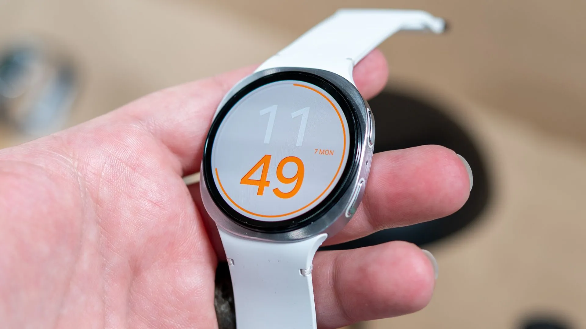 Người dùng cầm chiếc Samsung Galaxy Watch 8 màu xám trên tay