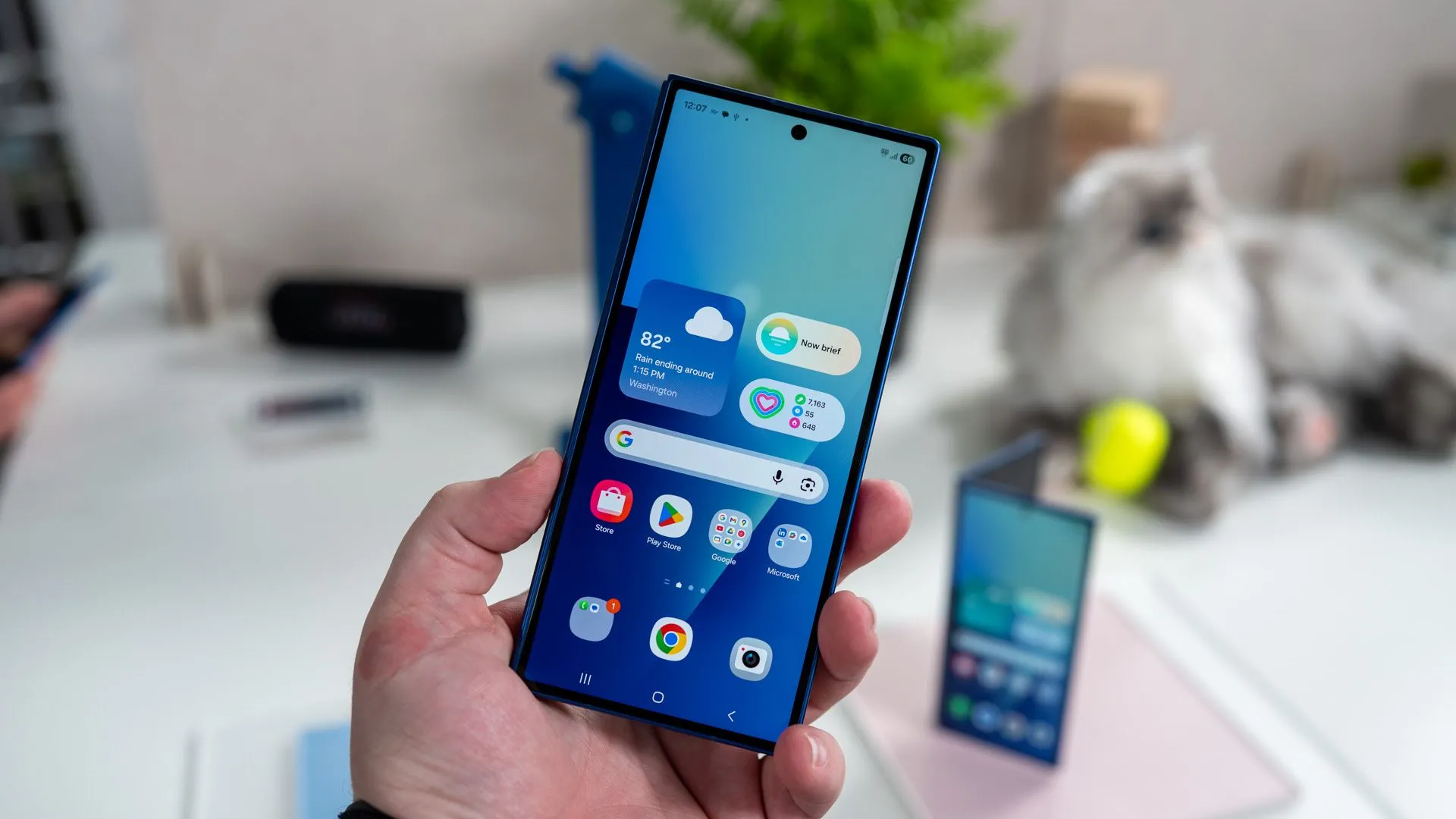 Người dùng cầm Samsung Galaxy Z Fold 7 đang gập lại, hiển thị màn hình phụ bên ngoài, minh họa khả năng kết nối không dây tiên tiến.