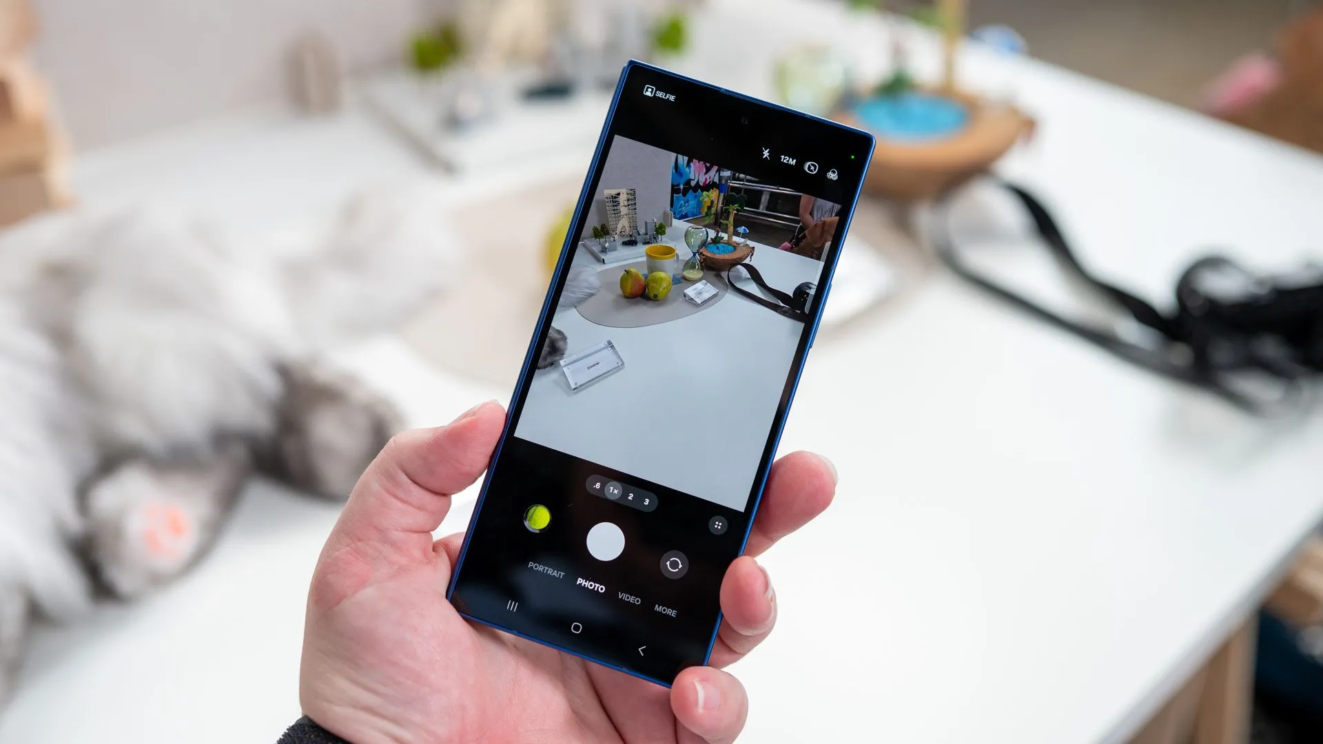 Người dùng cầm Samsung Galaxy Z Fold 7 ở chế độ gập, hiển thị ứng dụng camera