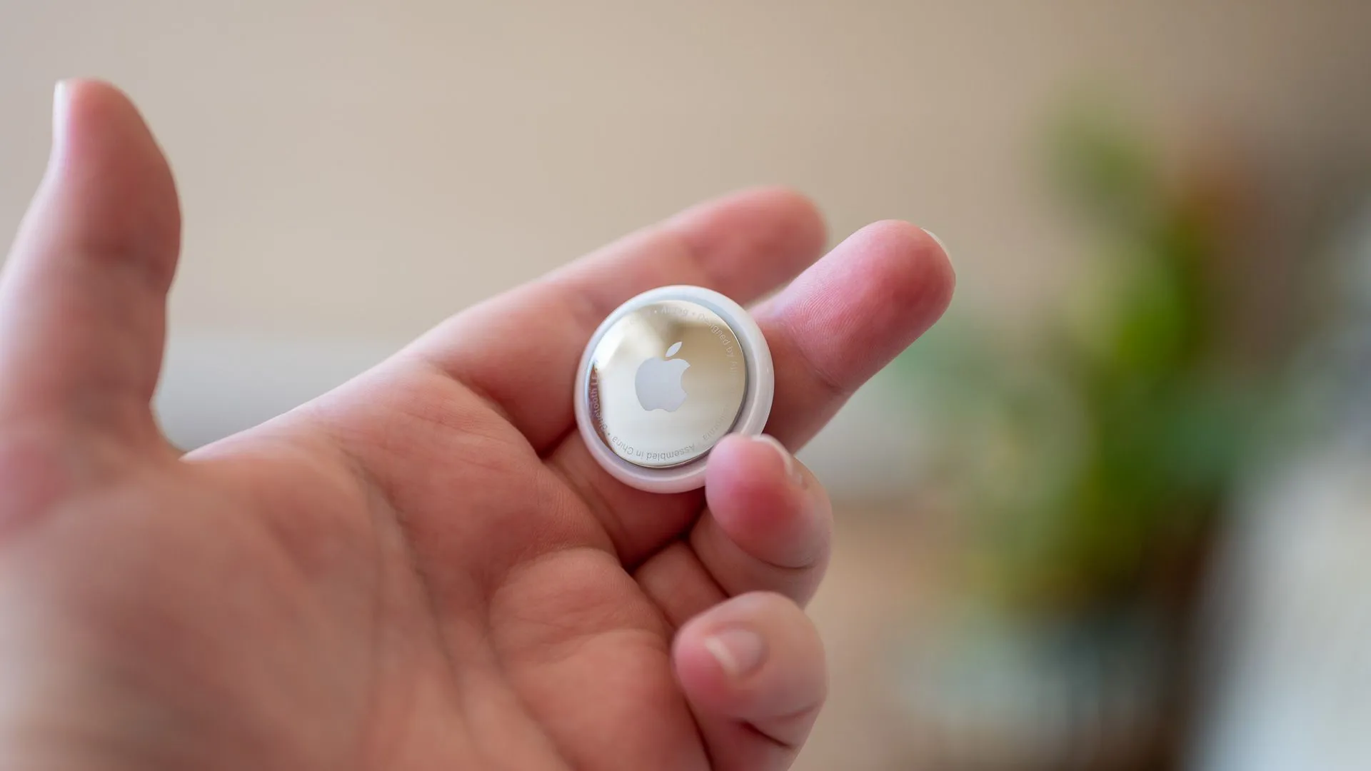 Người dùng cầm thiết bị định vị Apple AirTag, phiên bản AirTag 2 dự kiến sẽ có chip Ultra Wideband thế hệ mới