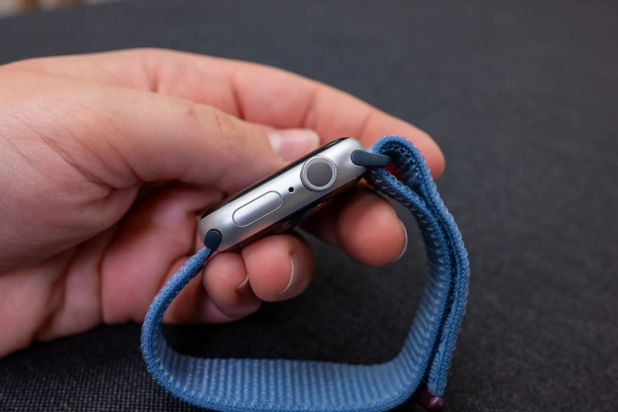 Người dùng cầm trên tay Apple Watch Series 9, cho thấy thiết kế và kích thước