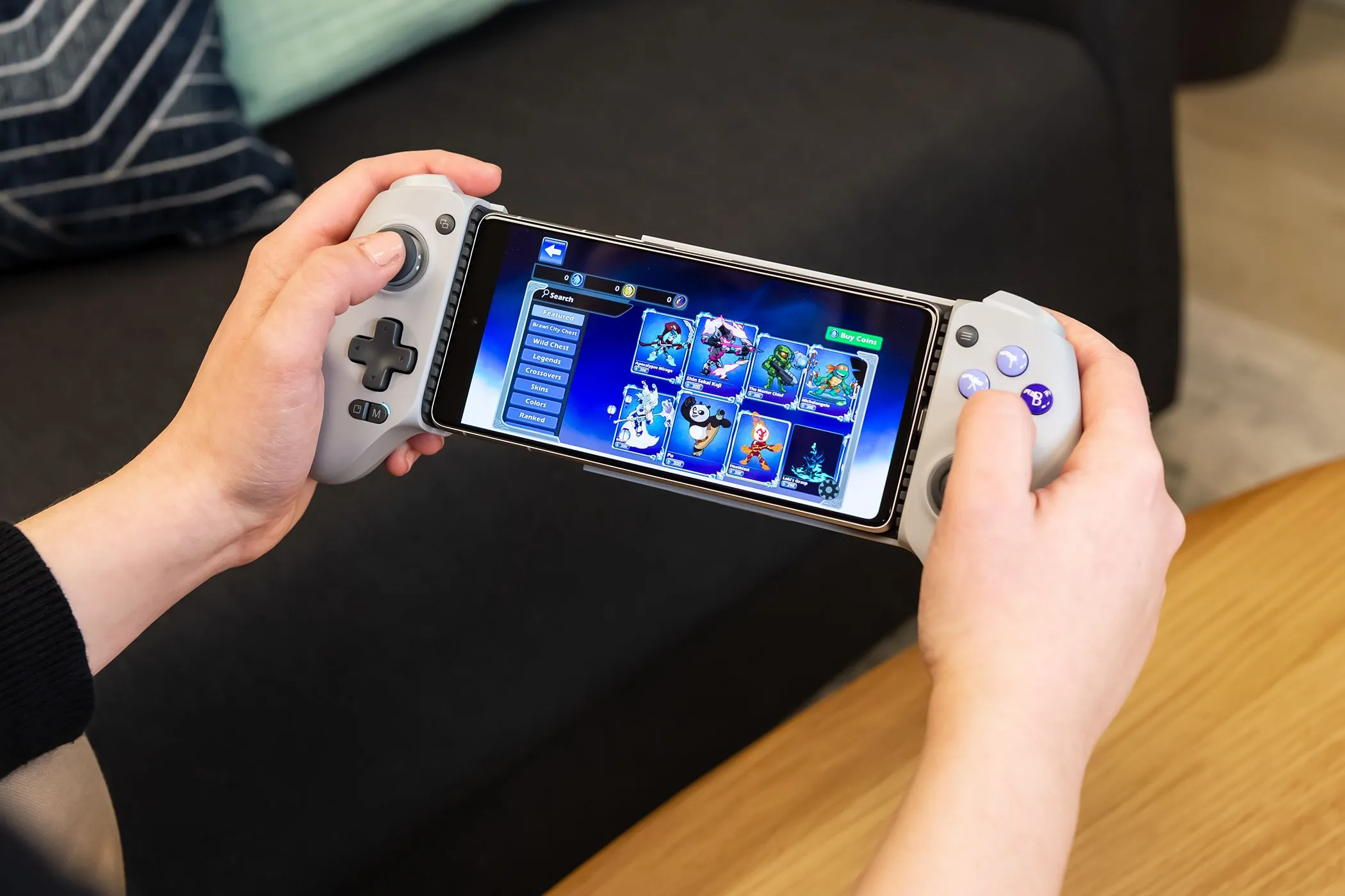 Người dùng đang chơi game trên điện thoại Android bằng tay cầm GameSir G8 Galileo