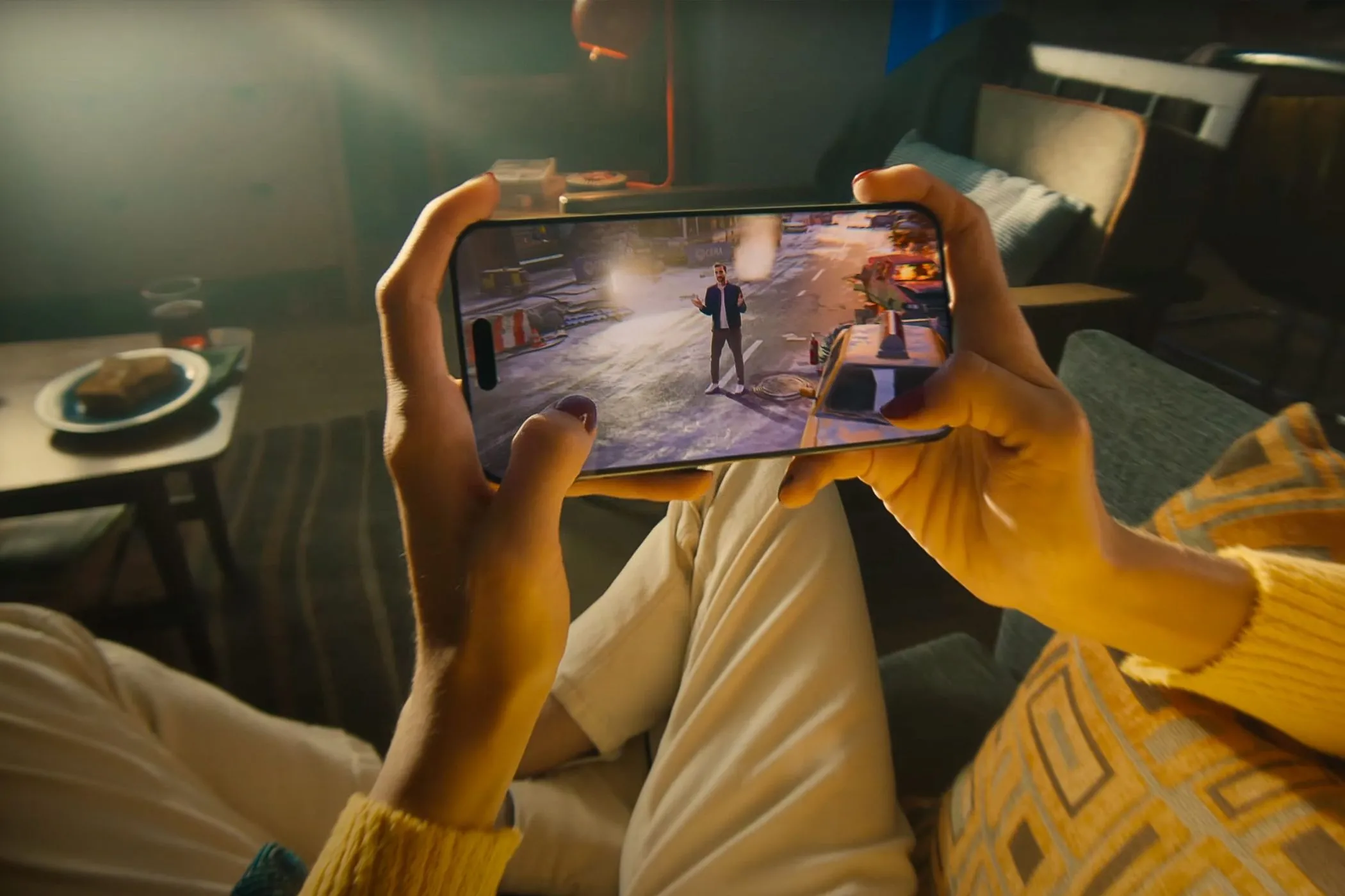 Người dùng đang chơi game trên iPhone 15 Pro, một hoạt động thay thế lành mạnh cho doomscrolling.