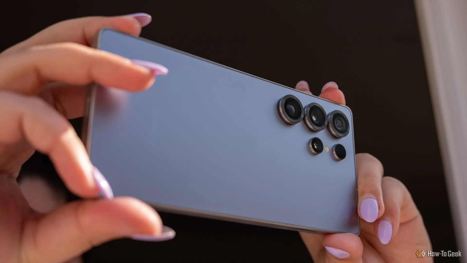 Người dùng đang chụp ảnh bằng camera sau của Samsung Galaxy S25 Ultra, làm nổi bật hệ thống camera tiên tiến.