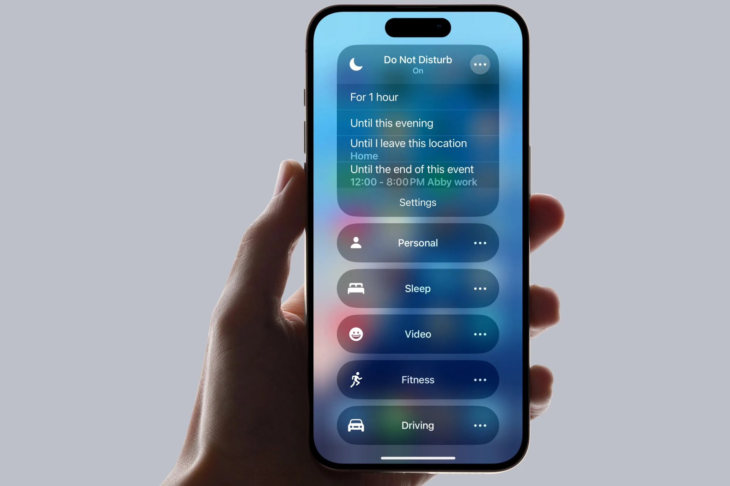 Người dùng đang giữ iPhone hiển thị giao diện tùy chỉnh Chế độ Tập trung và cài đặt Không Làm Phiền.