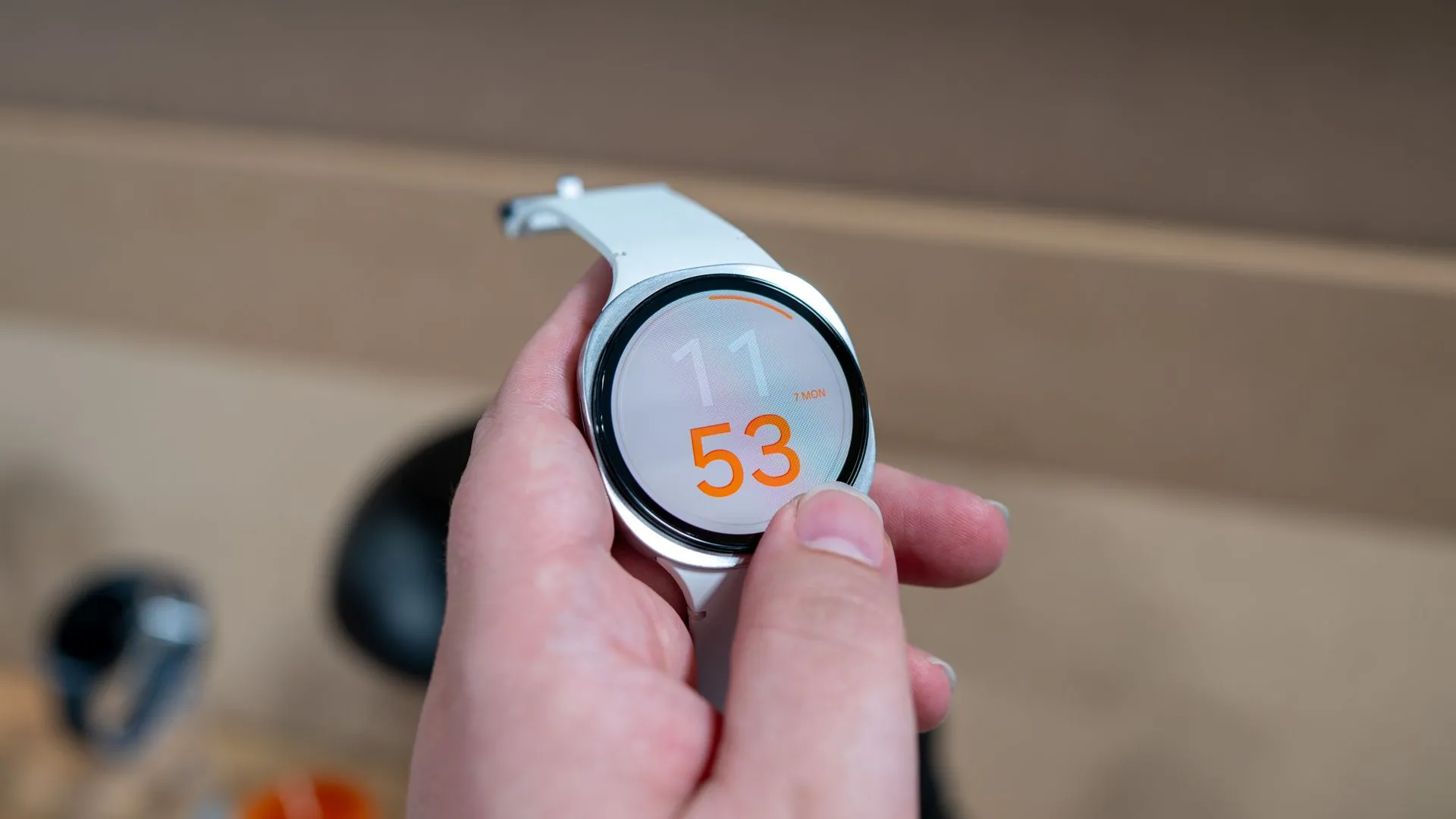 Người dùng đang tương tác với viền xoay cảm ứng kỹ thuật số trên Samsung Galaxy Watch 8