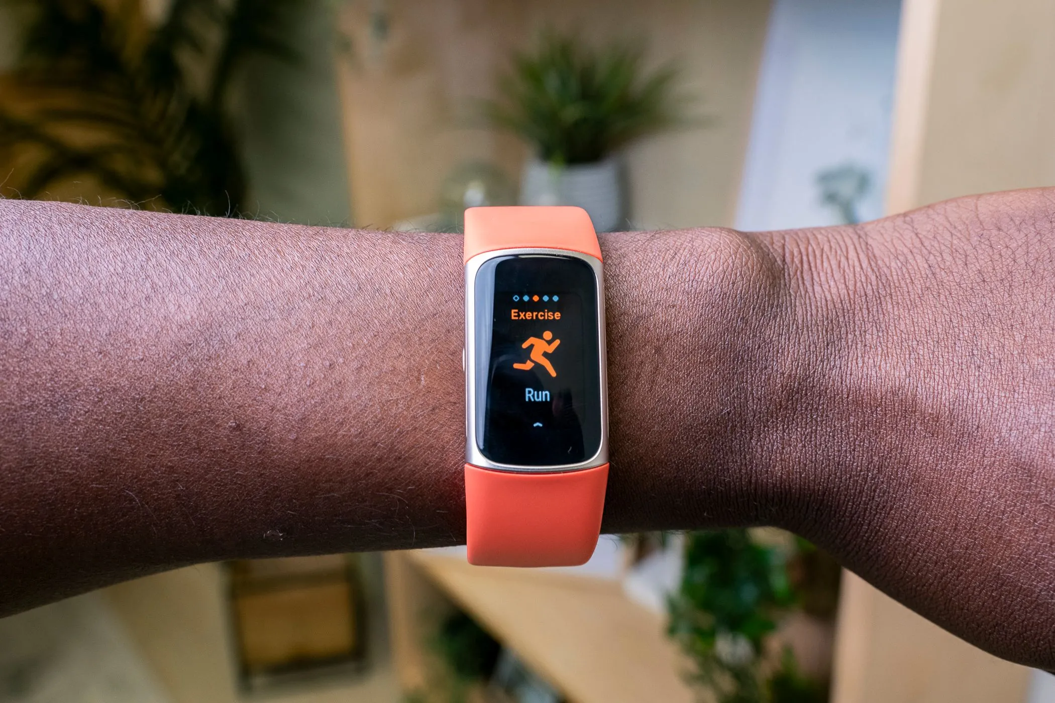 Người dùng Fitbit với đồng hồ thông minh và biểu tượng Google Fit