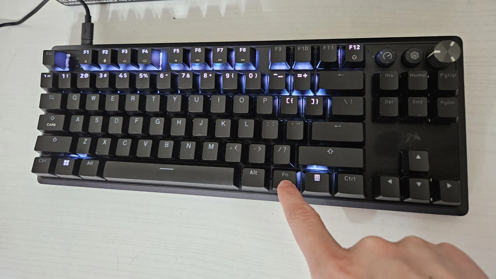 Người dùng nhấn phím FN trên bàn phím cơ Corsair K70 PRO TKL để kích hoạt các chức năng phụ và tùy chỉnh nhanh.