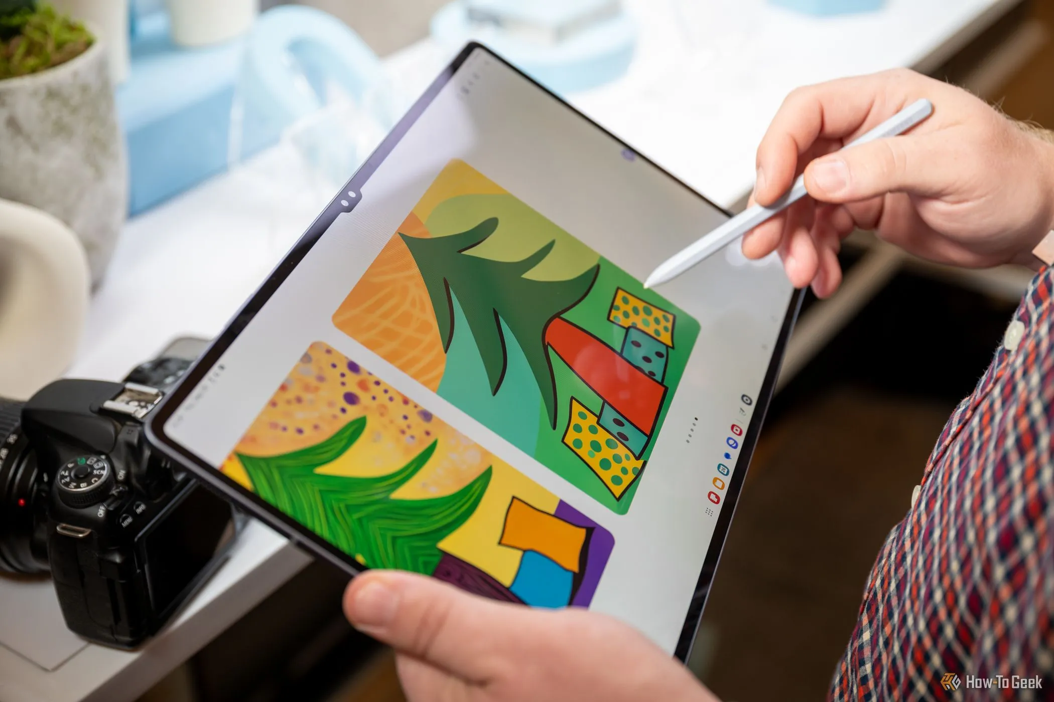 Người dùng sử dụng bút S Pen trên Samsung Galaxy Tab S10 Ultra để tạo ảnh AI