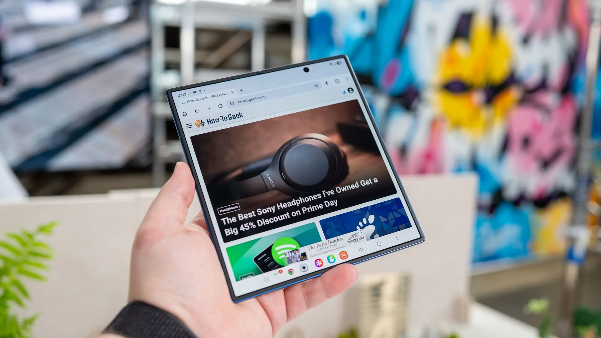 Người dùng sử dụng Samsung Galaxy Z Fold 7 ở chế độ mở, hiển thị nội dung trên màn hình gập lớn, tối ưu cho trải nghiệm đa nhiệm.