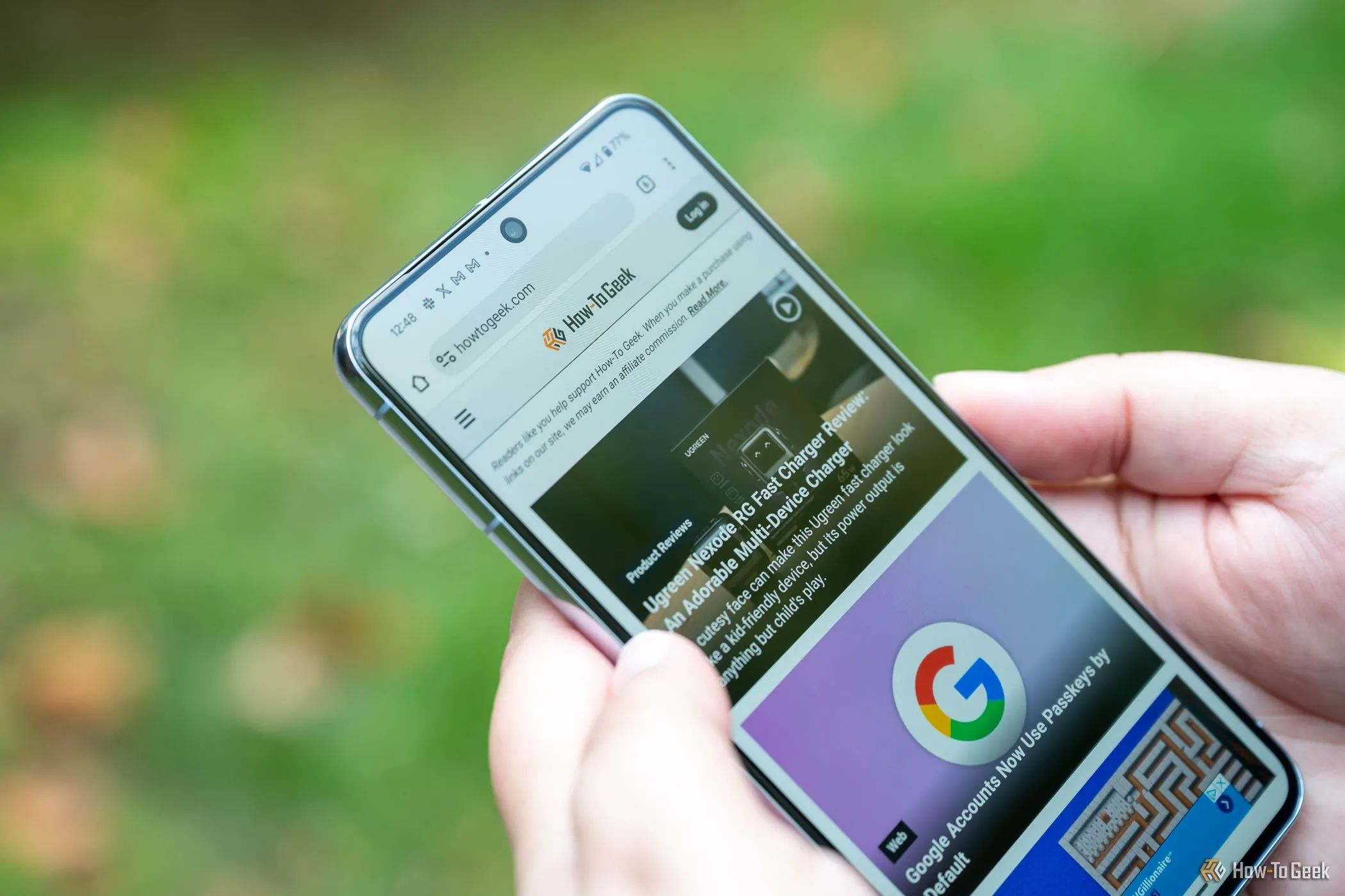 Người dùng thao tác trên trình duyệt web của Google Pixel 8 Pro, tận hưởng trải nghiệm mượt mà và các tiện ích độc đáo