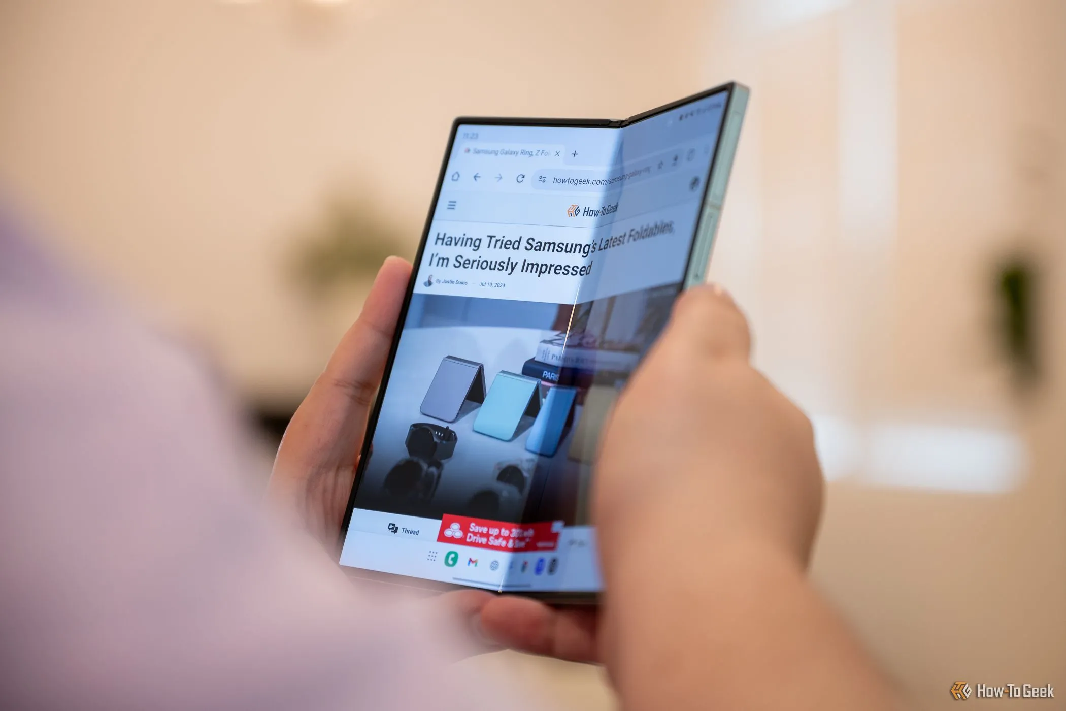 Người dùng trải nghiệm điện thoại gập Samsung Galaxy Z Fold 6, thể hiện tính linh hoạt và đa nhiệm của thiết bị.