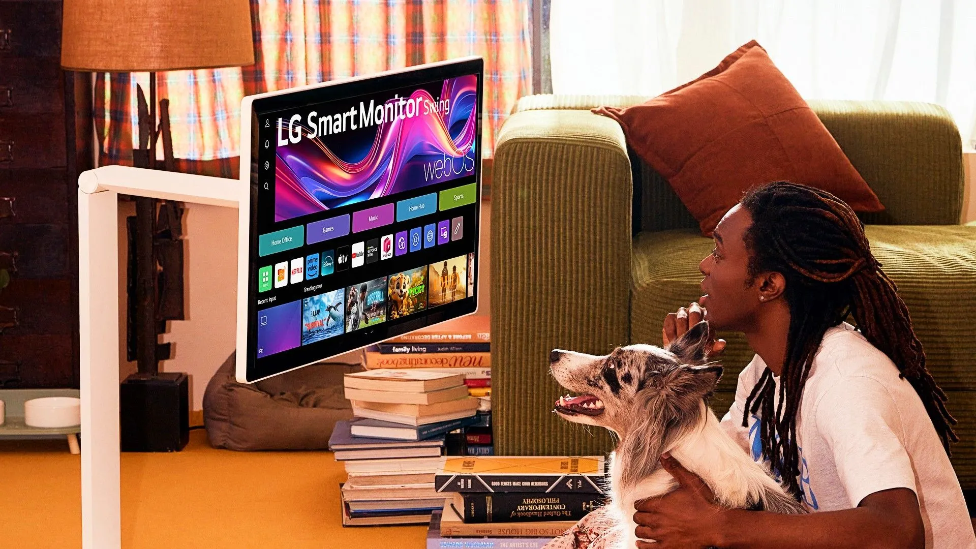Người dùng trải nghiệm màn hình thông minh LG Smart Monitor Swing 32 inch 4K với chân đế có thể điều chỉnh linh hoạt, cùng với chú chó của mình