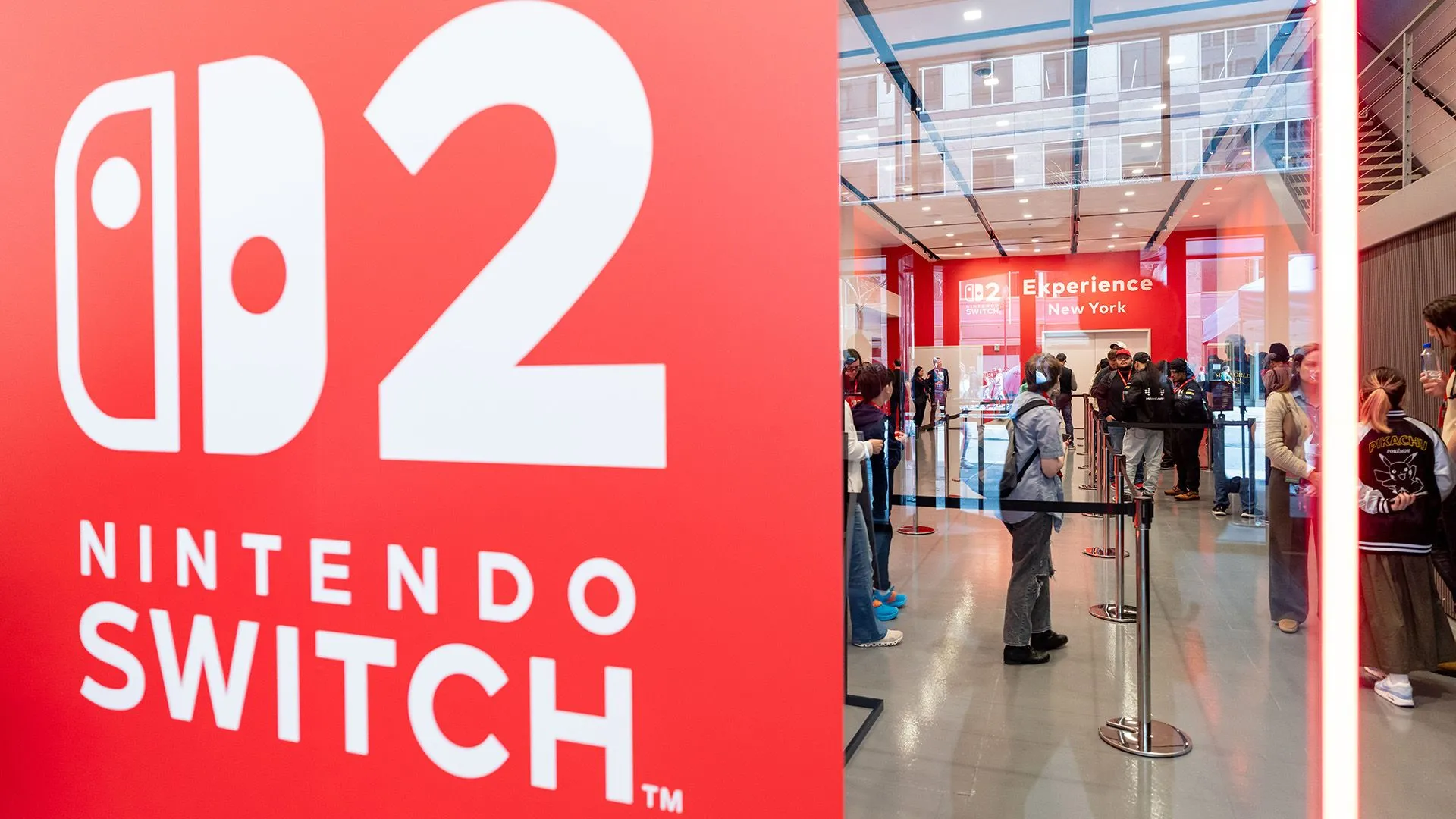 Người dùng trải nghiệm Nintendo Switch 2 tại một sự kiện ở New York, với cơ hội mua trực tiếp từ Nintendo