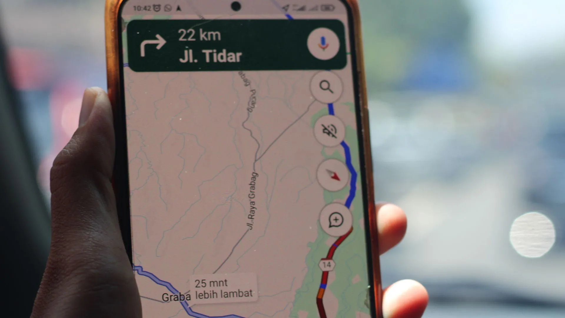 Người dùng trong ô tô đang xem bản đồ giao thông trực tiếp trên Google Maps, minh họa cho việc theo dõi vị trí