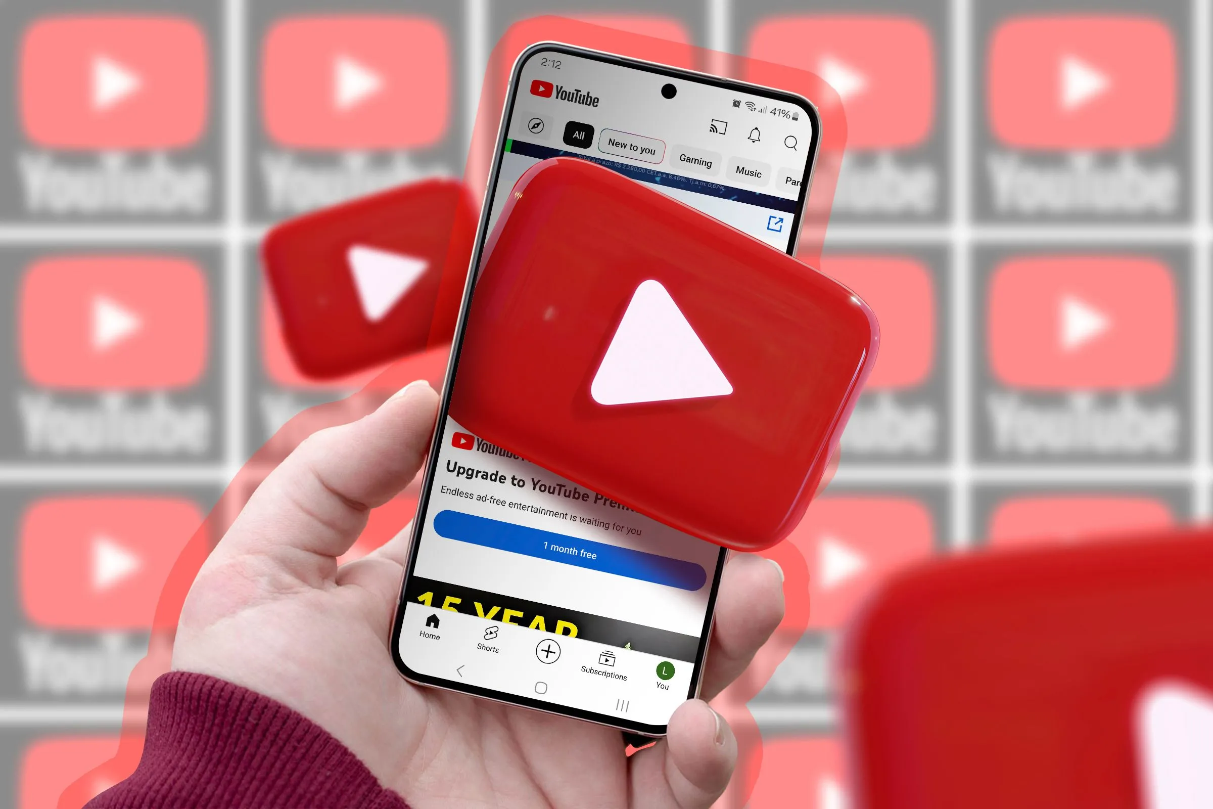 Người dùng tương tác với ứng dụng YouTube trên điện thoại, tượng trưng cho tính năng bỏ phiếu playlist nhạc mới.