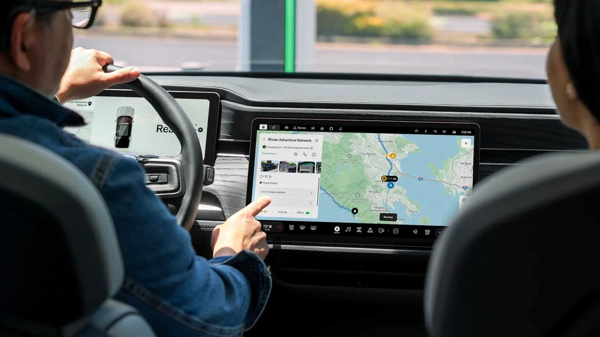 Người lái xe điện Rivian sử dụng hệ thống định vị Google Maps tích hợp trên màn hình điều khiển