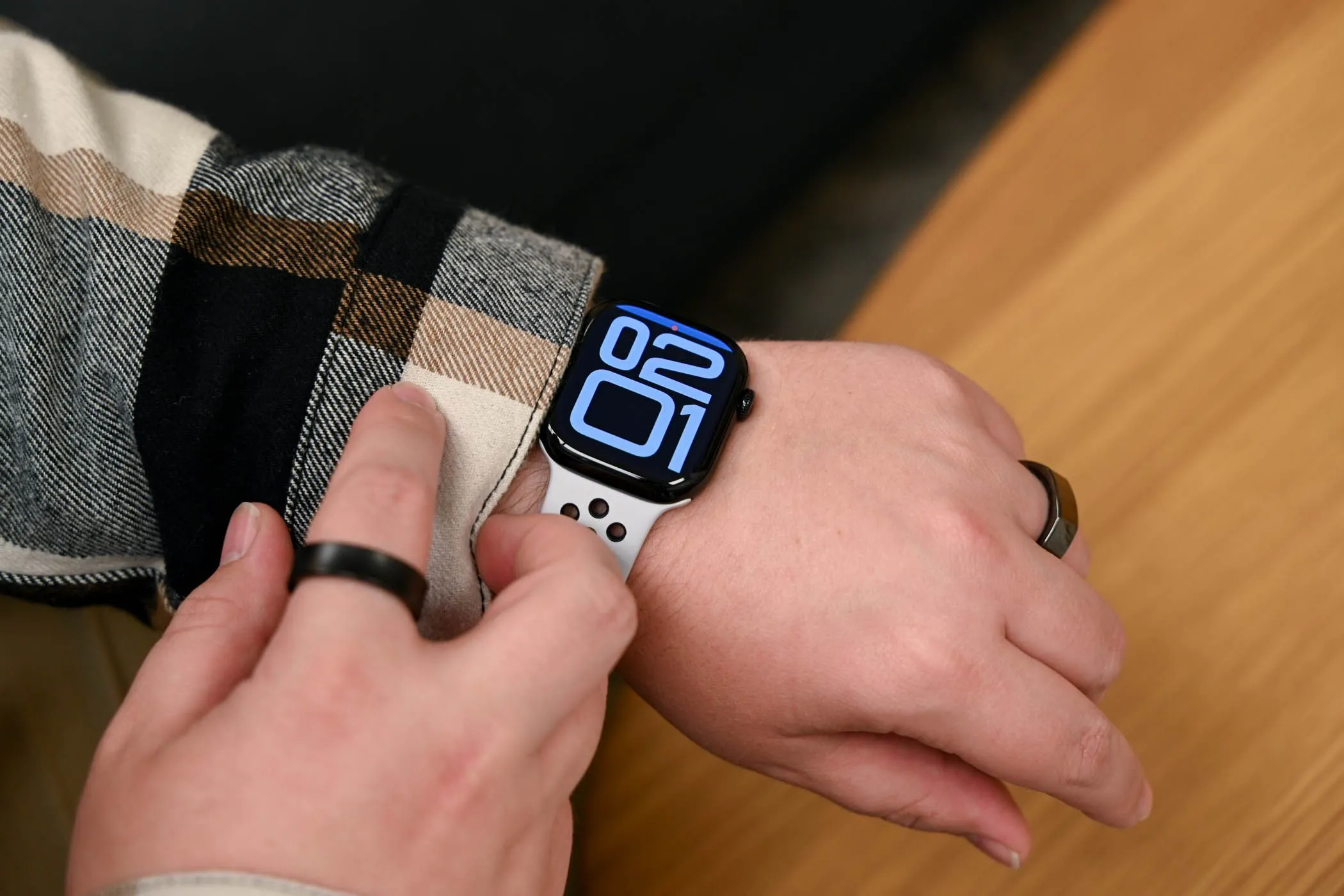 Người phụ nữ đeo Apple Watch Series 10 màu bạc trên cổ tay