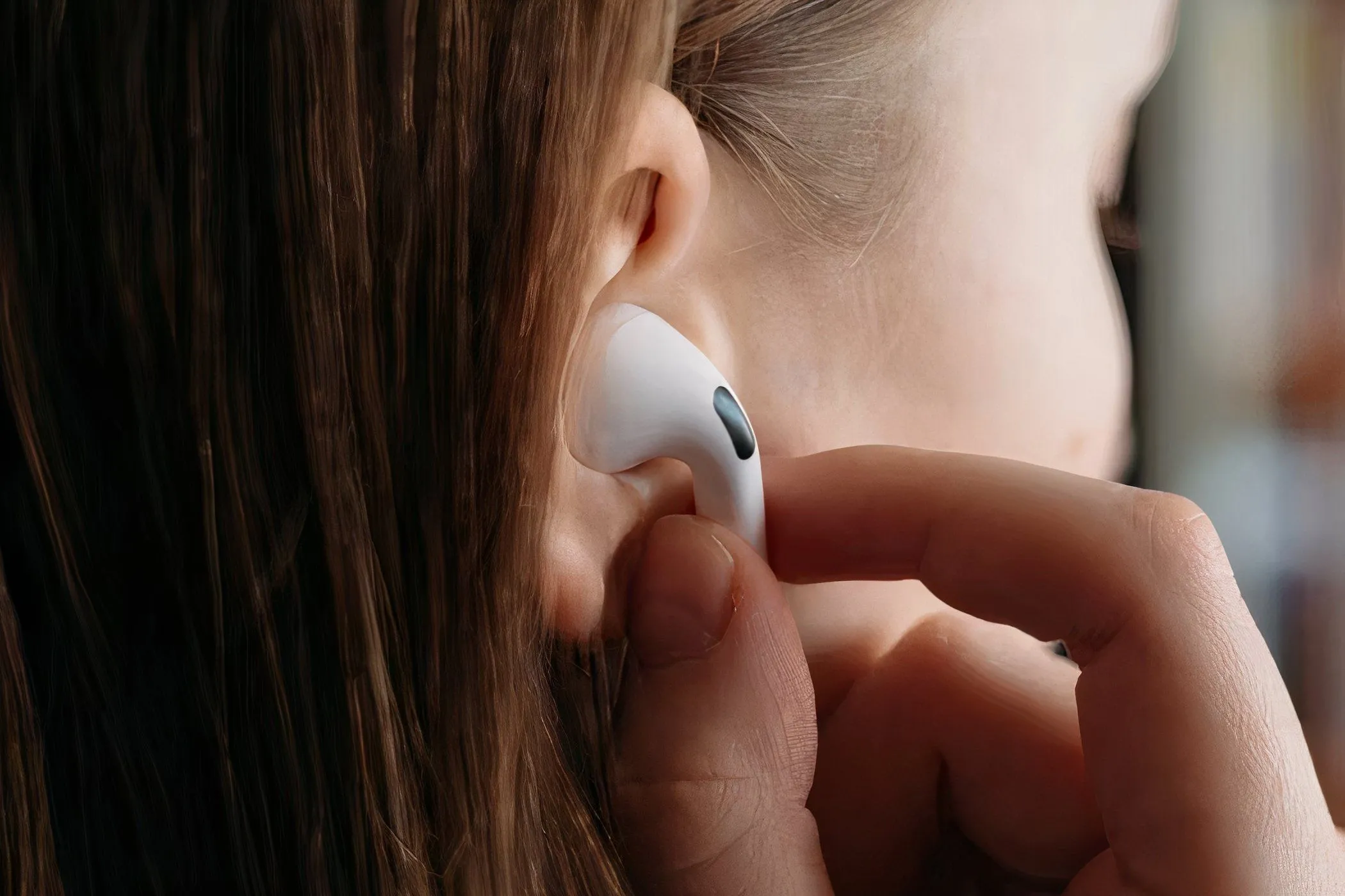 Người phụ nữ đeo tai nghe AirPods Pro, thể hiện sự tiện lợi của tai nghe không dây