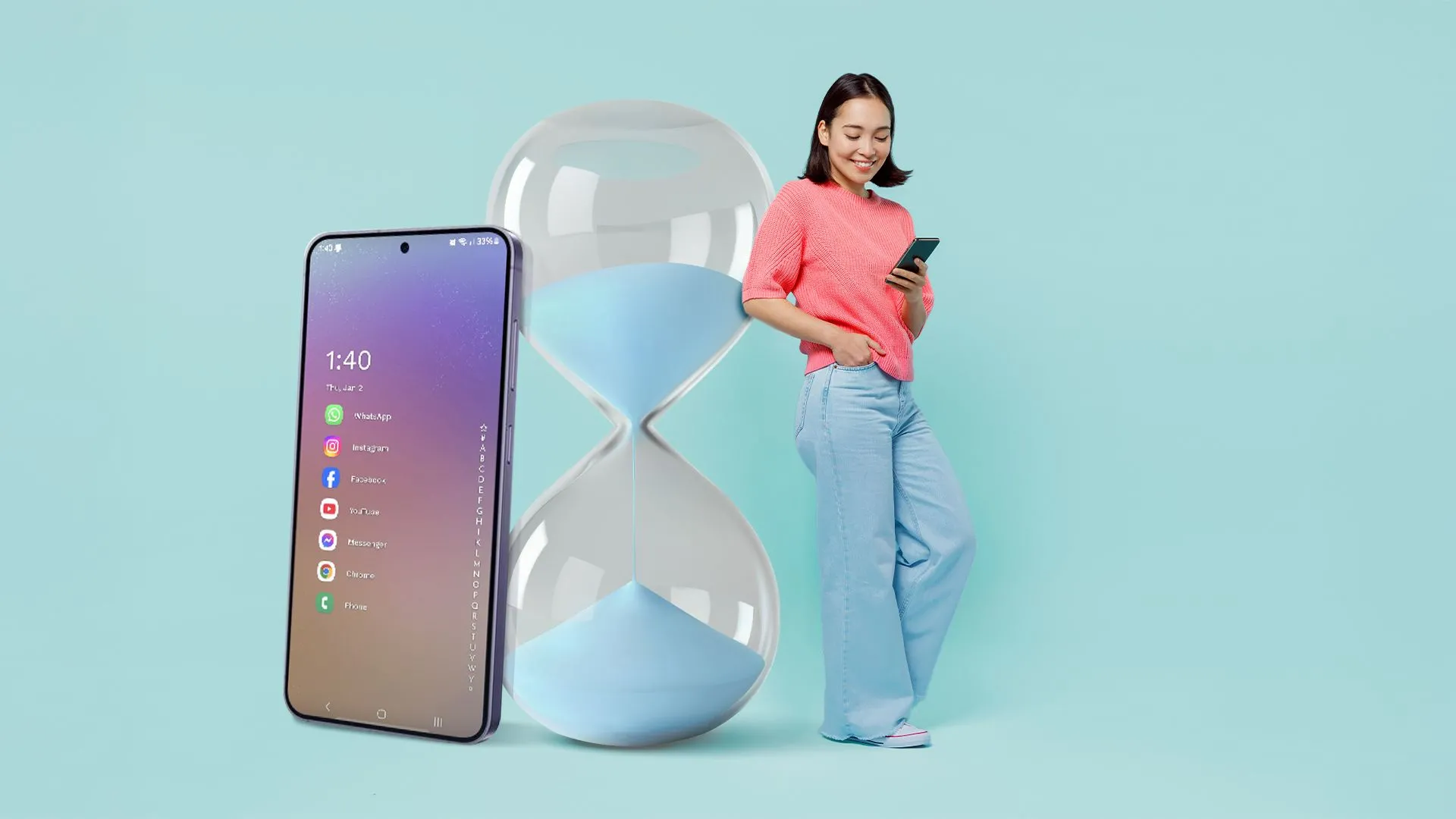 Người phụ nữ dùng điện thoại dựa vào đồng hồ cát.