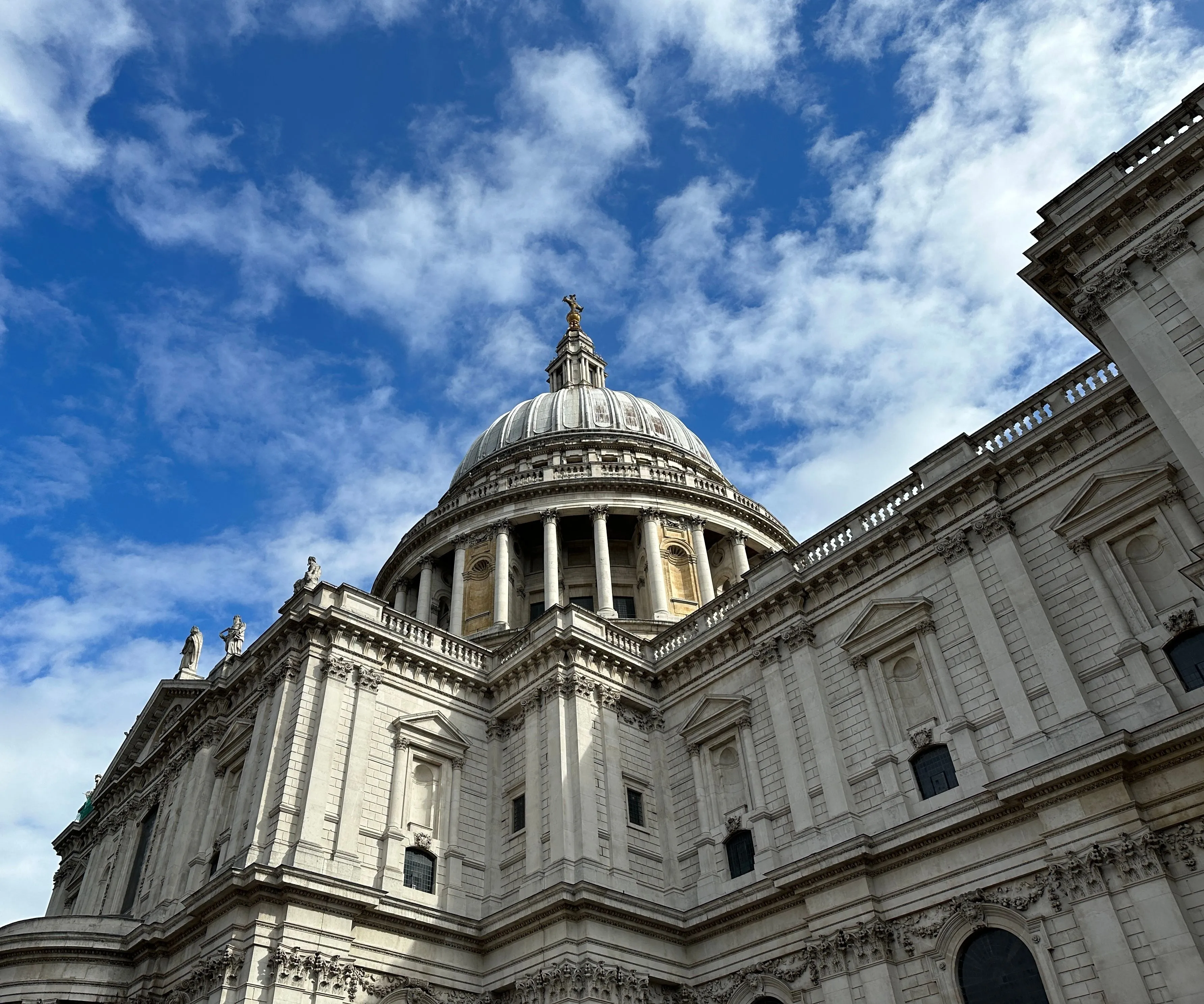 Nhà thờ St Paul's với màu sắc tự nhiên, chưa qua điều chỉnh nhiệt độ màu.