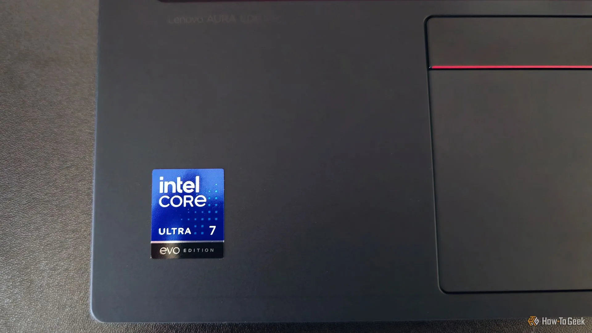 Nhãn dán CPU Intel Core Ultra 7 trên laptop Lenovo ThinkPad X1 Carbon Gen 13 Aura Edition