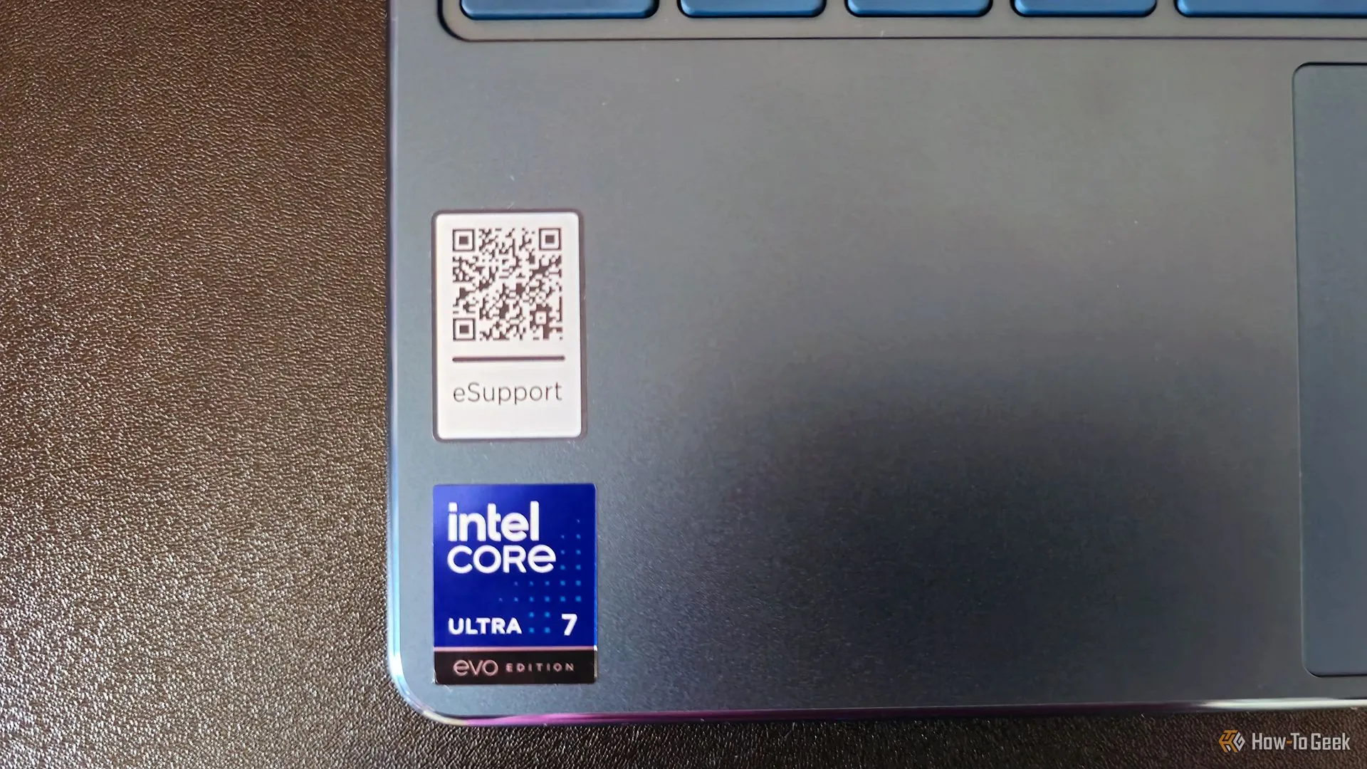 Nhãn dán Intel Core Ultra 7 trên laptop Lenovo Yoga Slim 9i Gen 10, biểu trưng cho sức mạnh xử lý AI của chip Lunar Lake.