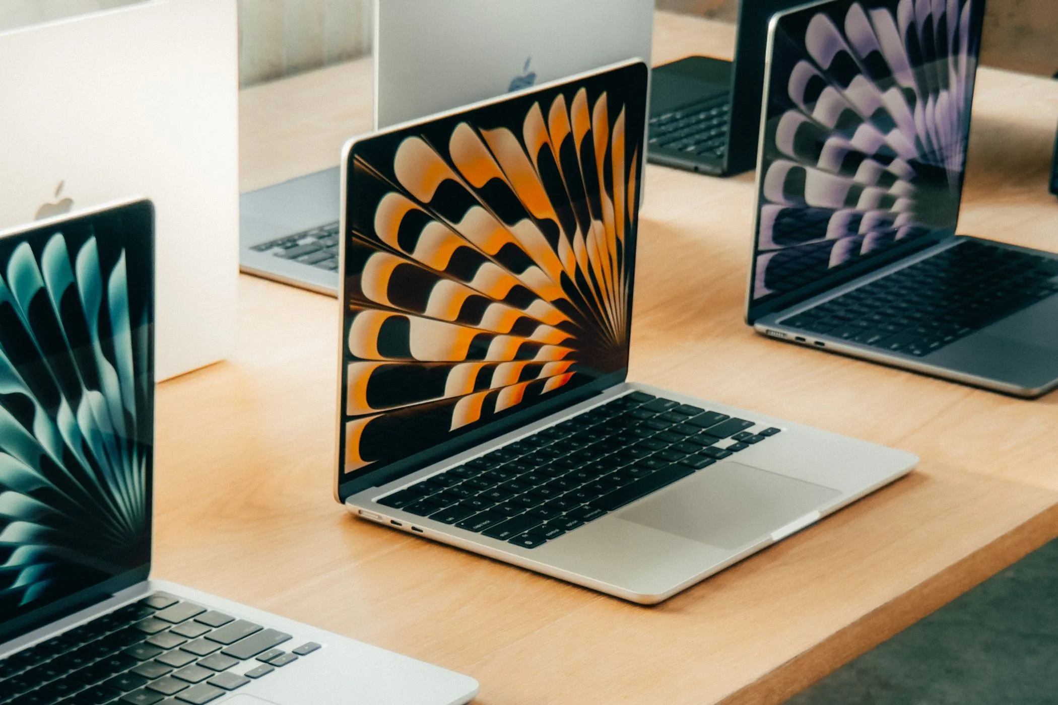Nhiều chiếc MacBook Air 13 inch chip M3 đang mở, sắp được nâng cấp lên chip M4