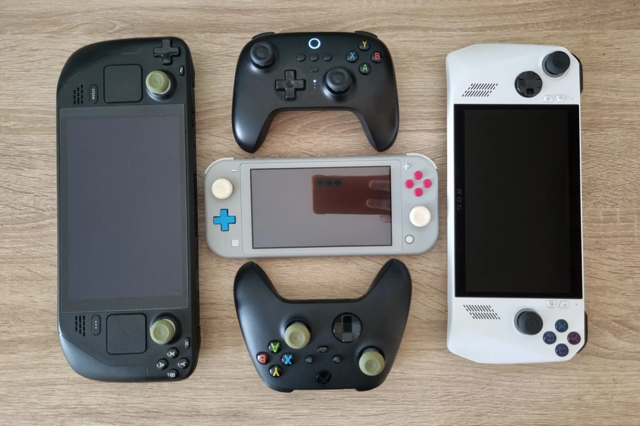 Nhiều thiết bị chơi game cầm tay bao gồm Steam Deck, ROG Ally, Switch Lite được trang bị bọc cần điều khiển chống trượt