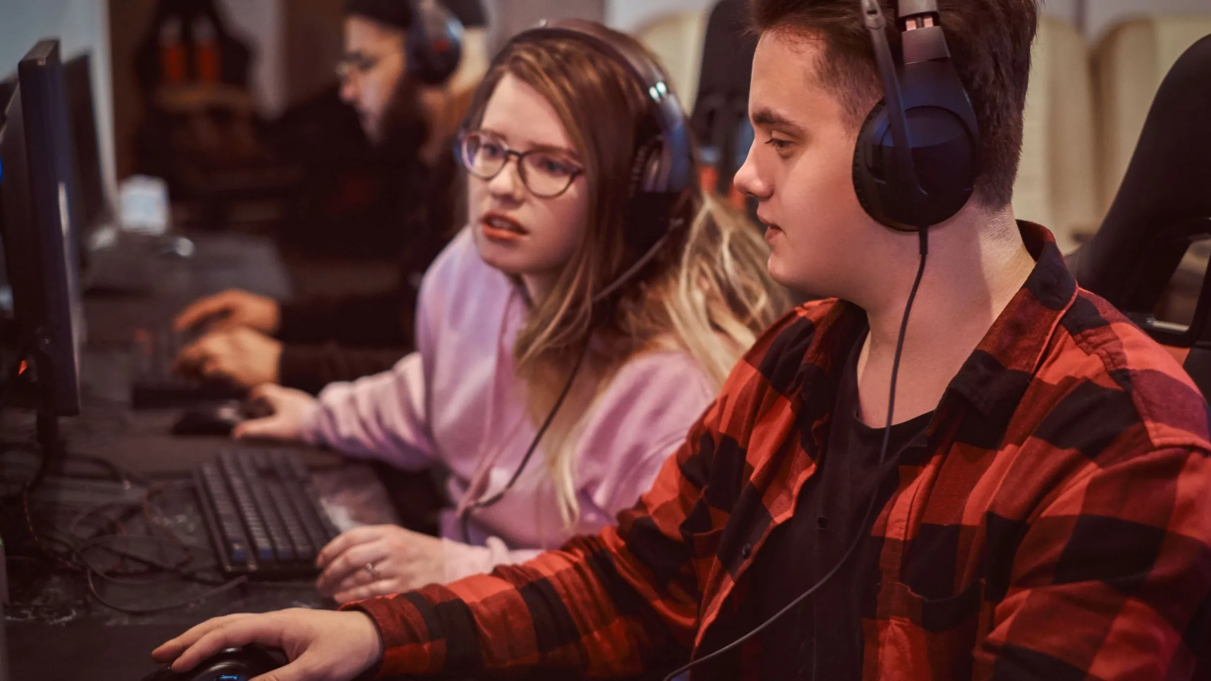 Nhóm game thủ trẻ tuổi đang chơi game online trên máy tính tại câu lạc bộ