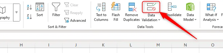 Nửa trên của biểu tượng Data Validation trong Excel được chọn.