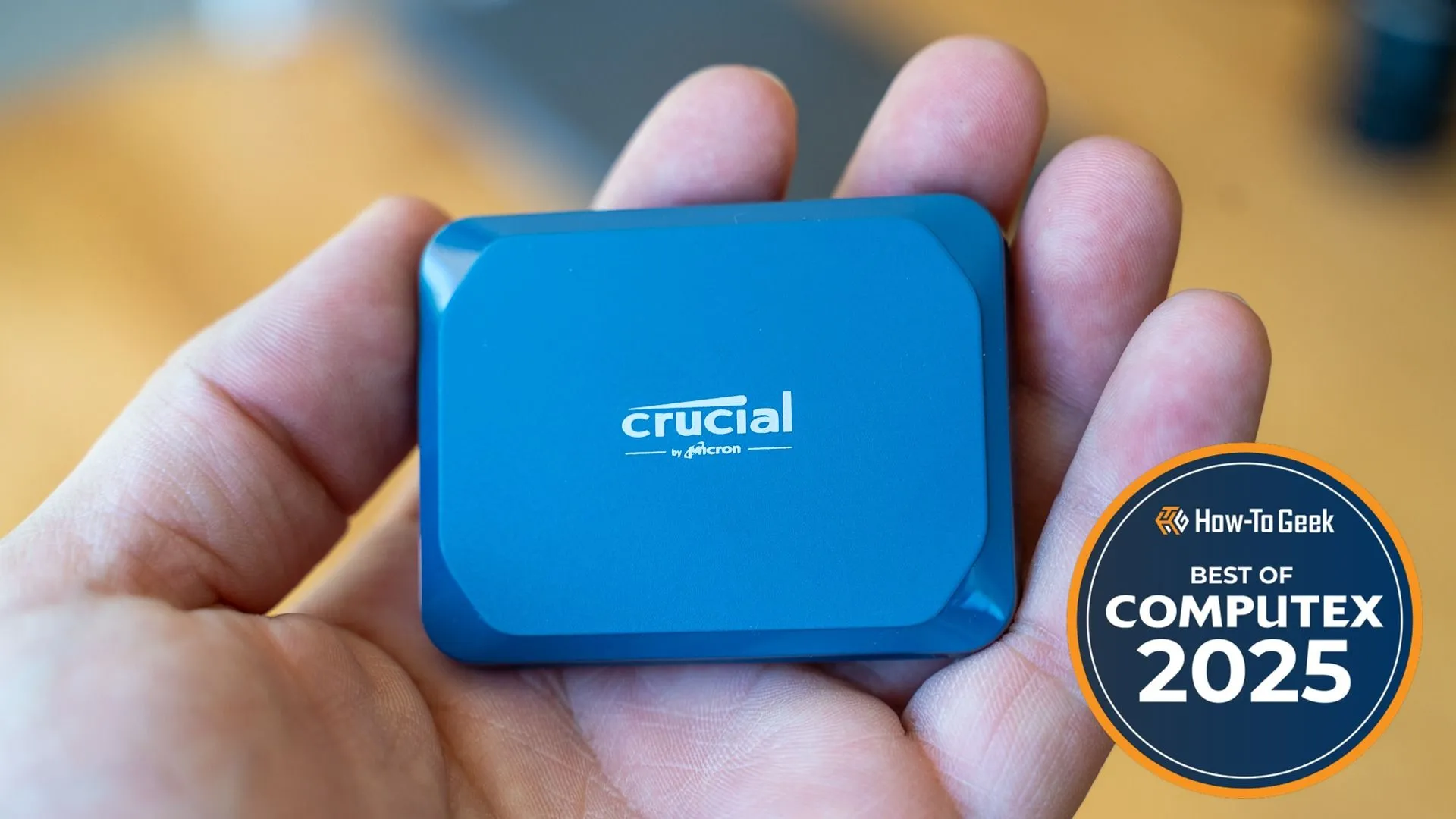 Ổ cứng SSD di động Crucial X10 với khả năng chống chịu va đập, bụi và nước.