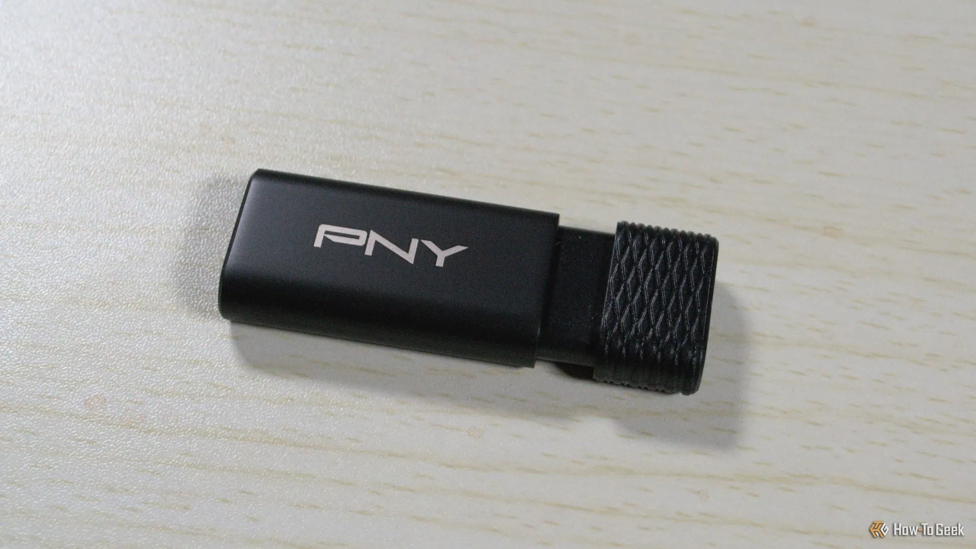 Ổ đĩa flash PNY PRO Elite V3 đặt trên bàn làm việc, nổi bật với khả năng lưu trữ lớn và kết nối USB-C tiện lợi