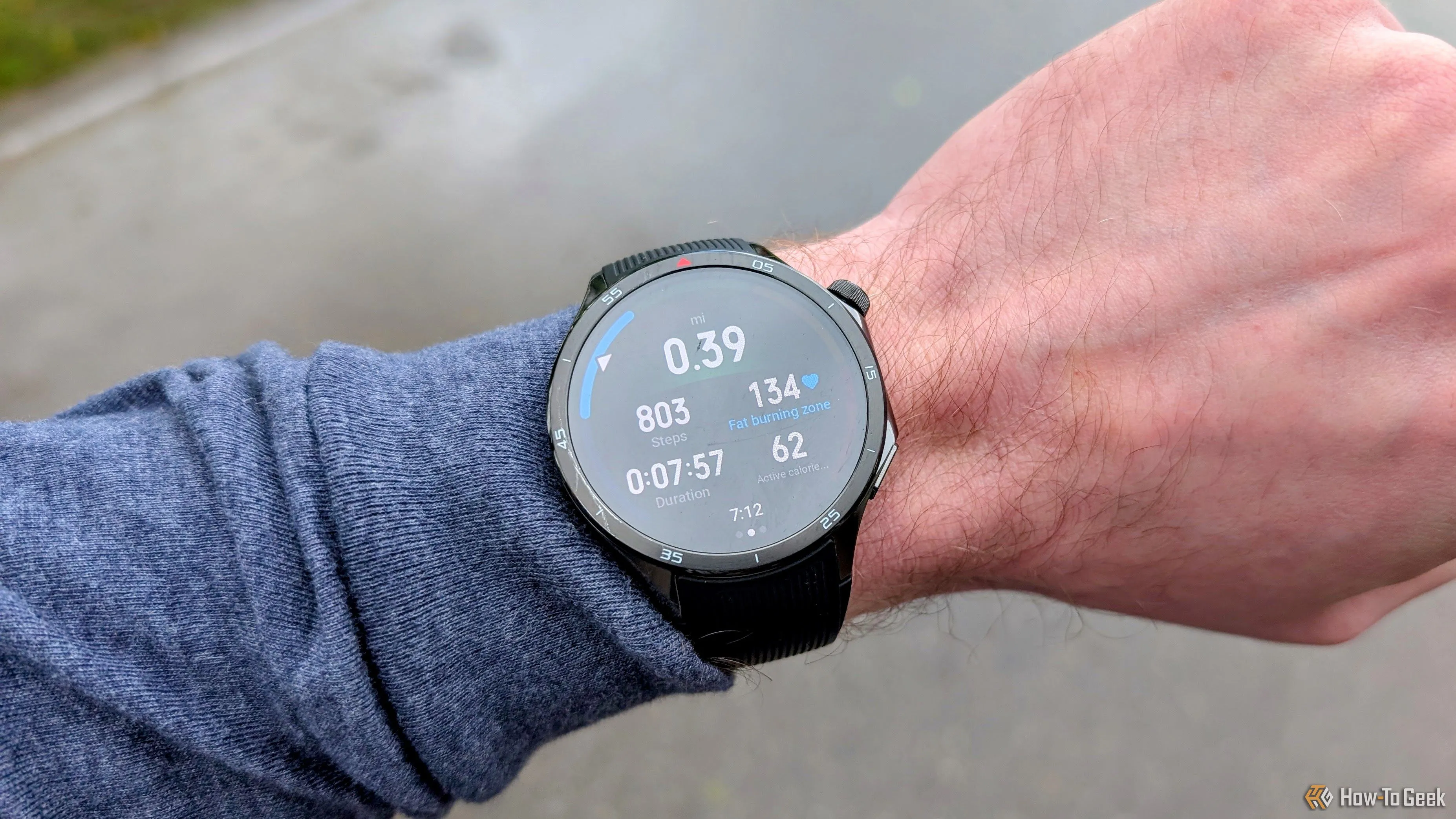 OnePlus Watch 3 trên cổ tay khi tập luyện ngoài trời.