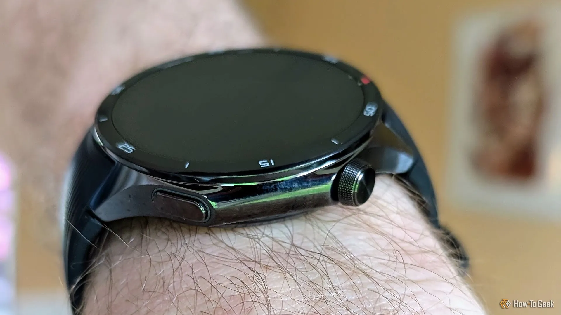 OnePlus Watch 3 trên cổ tay người dùng.