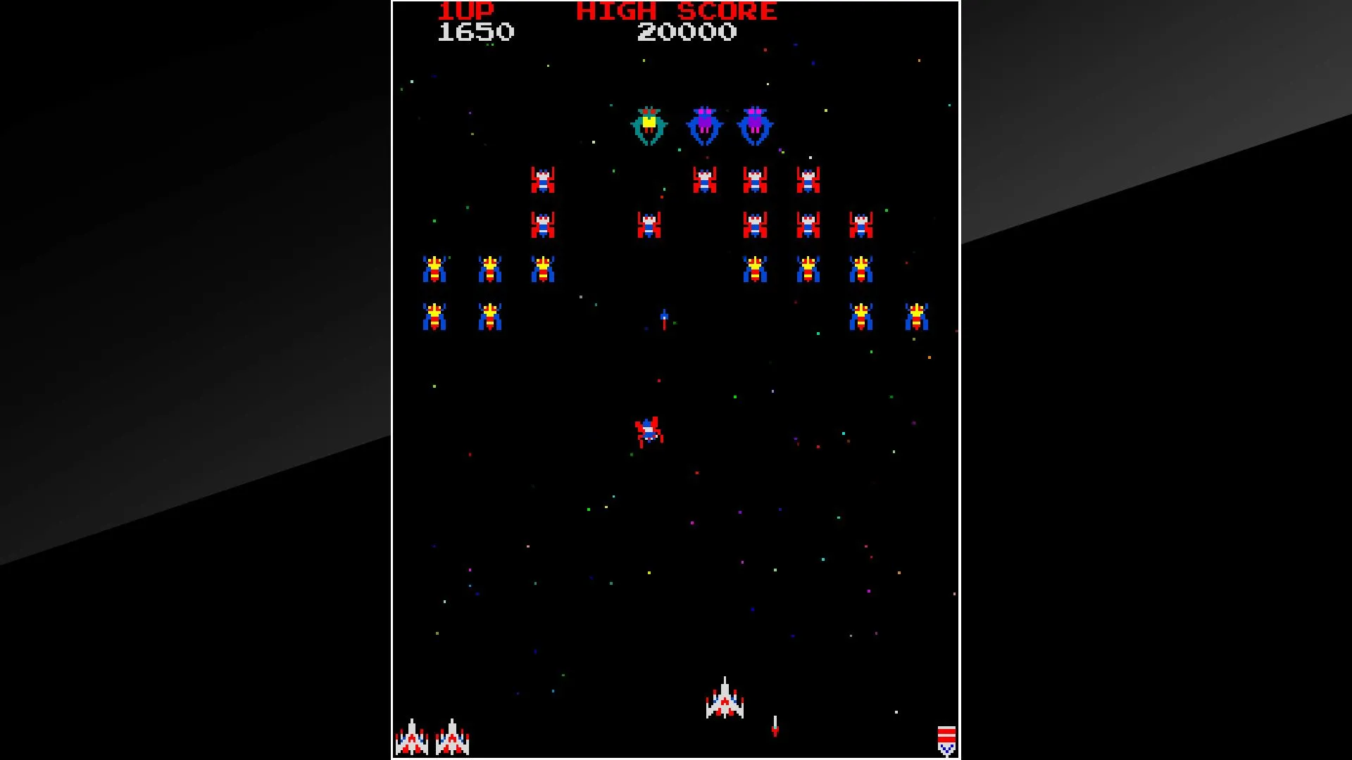 Phi thuyền trong game bắn súng cuộn Galaga tiêu diệt hàng loạt kẻ thù không gian, thể hiện lối chơi nhanh của thể loại shoot 'em up