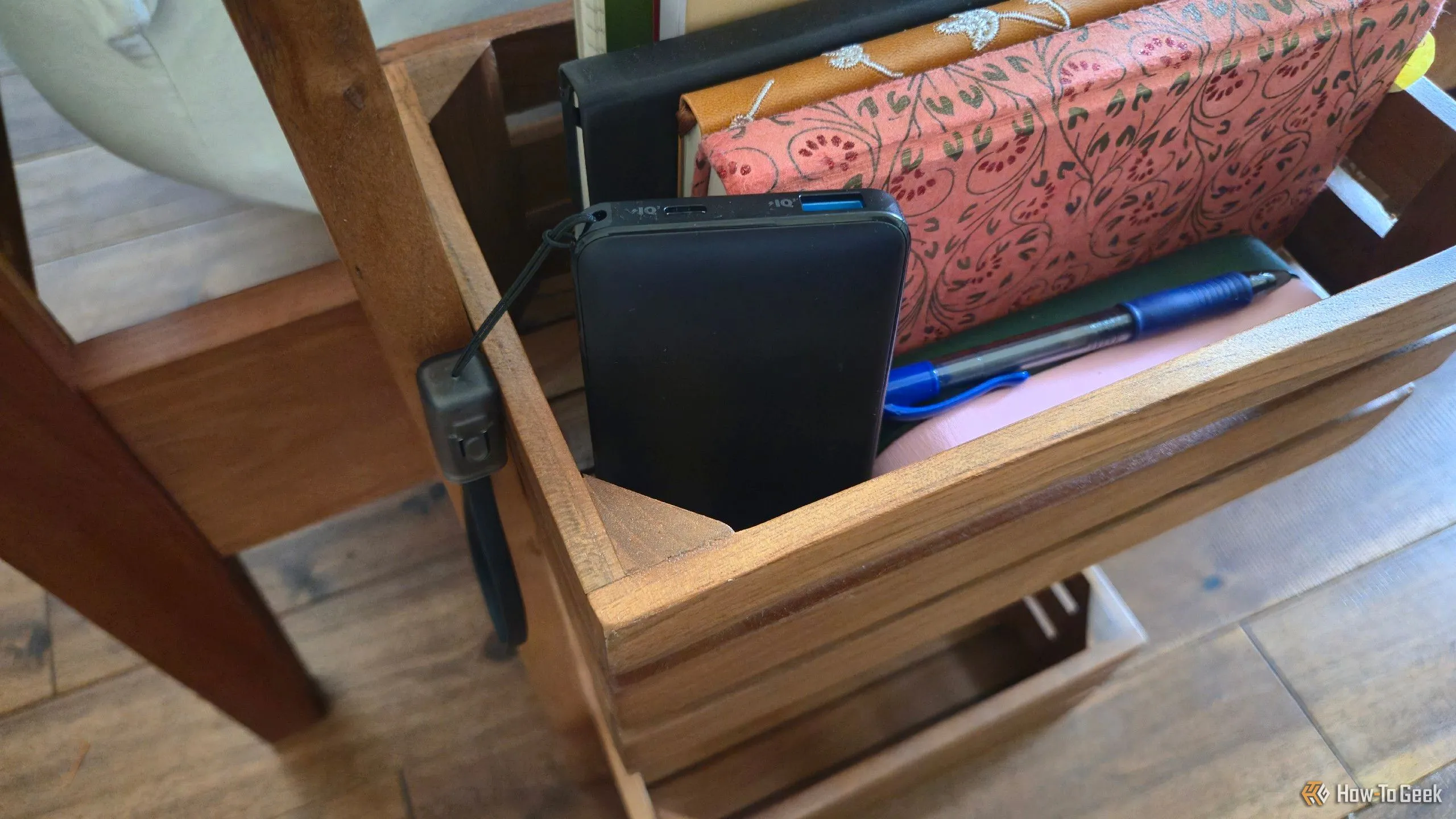 Pin sạc dự phòng Anker đặt trong giỏ cạnh giường, minh họa cách bố trí tiện lợi trong gia đình.