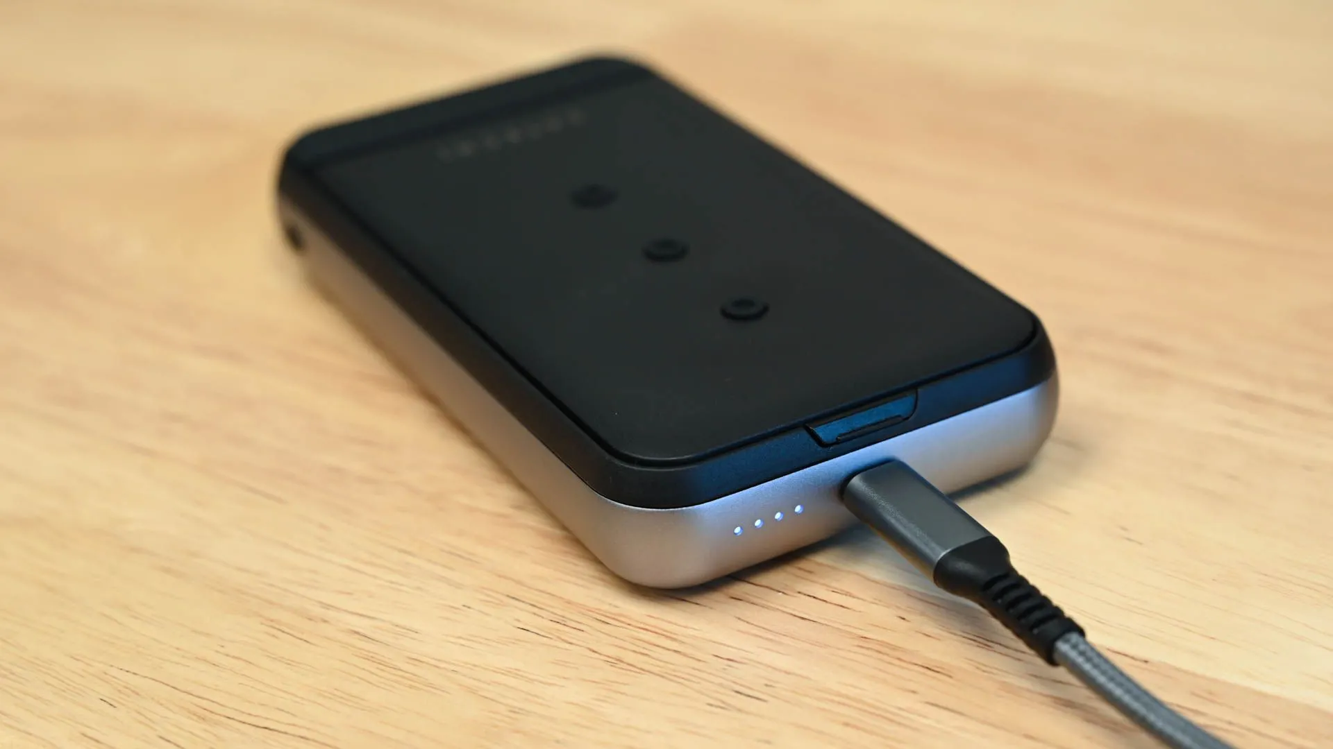 Pin sạc dự phòng Satechi Duo Wireless Charger Power Stand đang sạc điện thoại, giải pháp kéo dài thời lượng pin Steam Deck