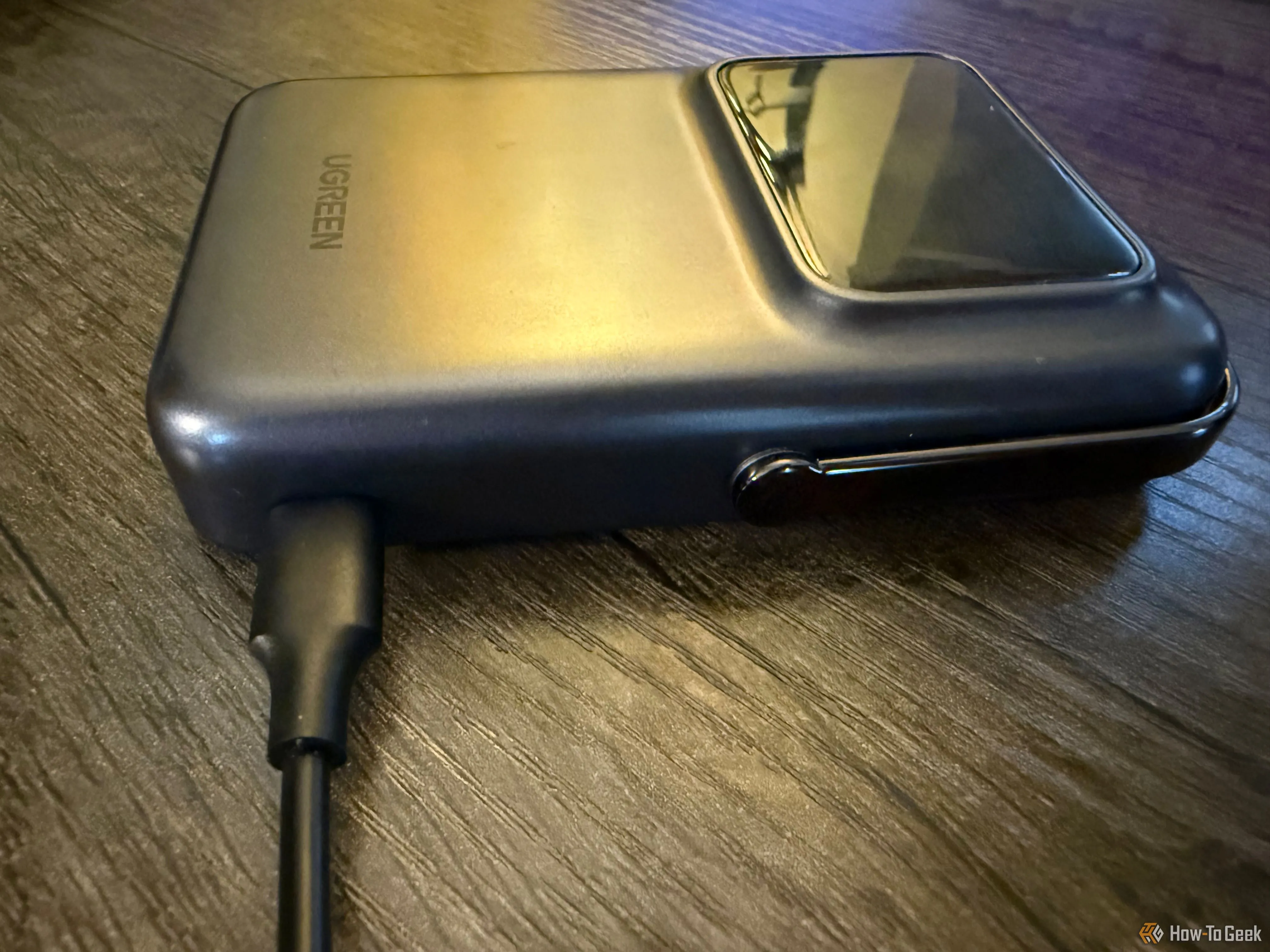 Pin sạc dự phòng Ugreen Uno đang được cắm cáp USB-C để sạc hoặc sạc cho thiết bị khác.