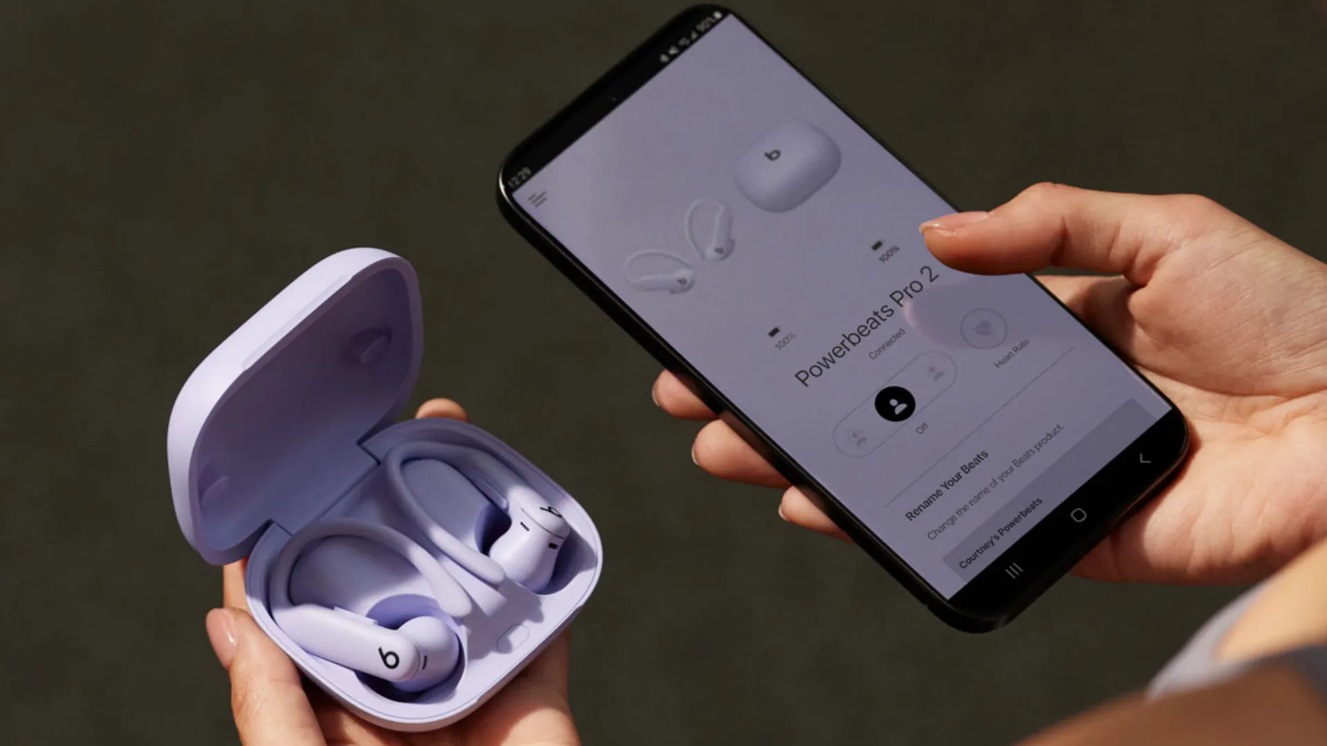 Powerbeats Pro 2 bên trái và điện thoại thông minh Android bên phải