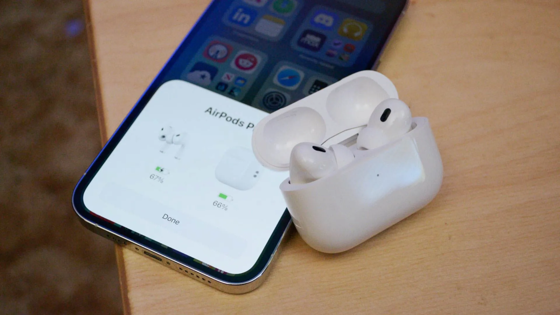 Quá trình ghép nối tai nghe AirPods Pro 2 tự động với iPhone.