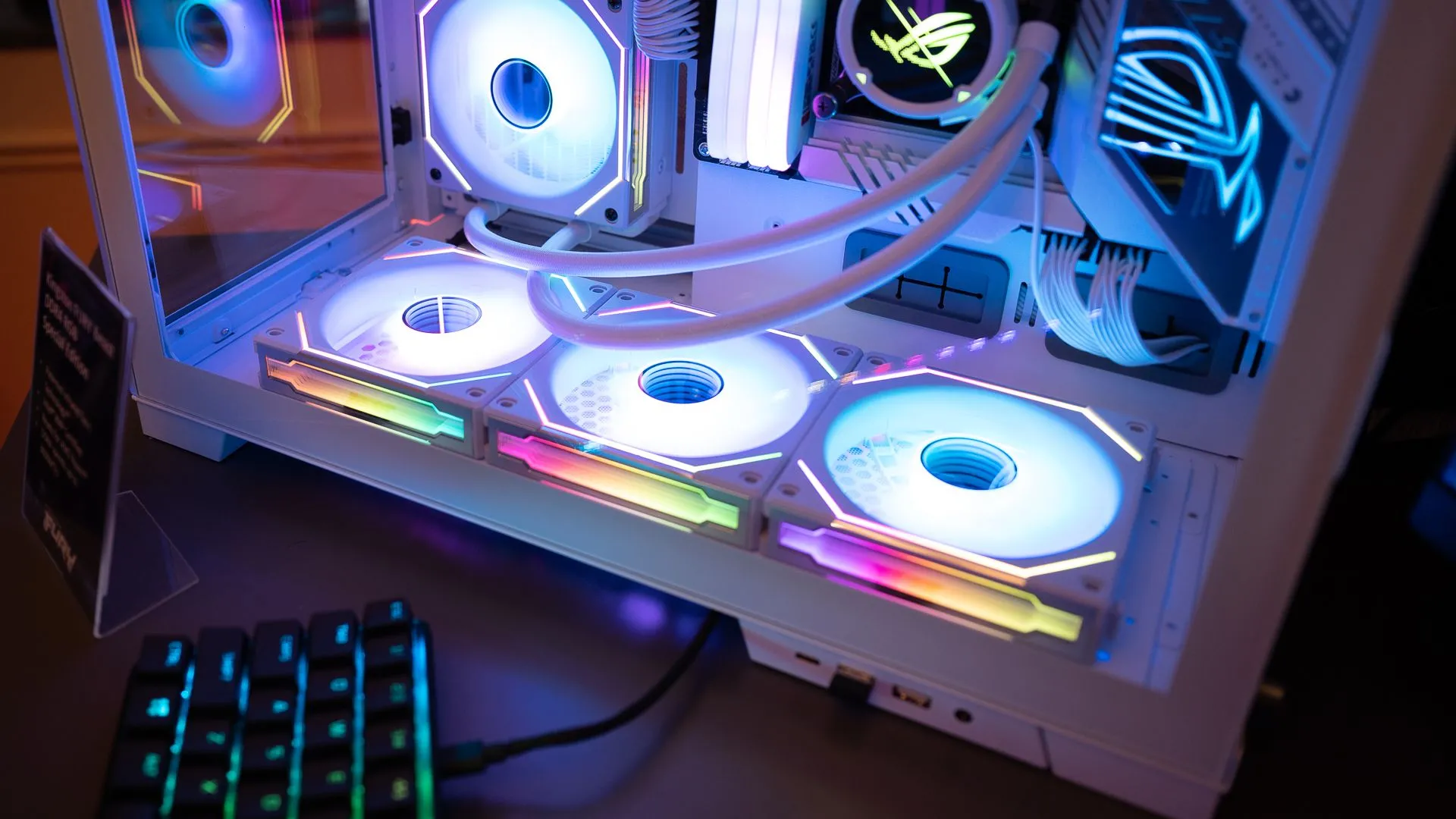 Quạt RGB trong một PC gaming