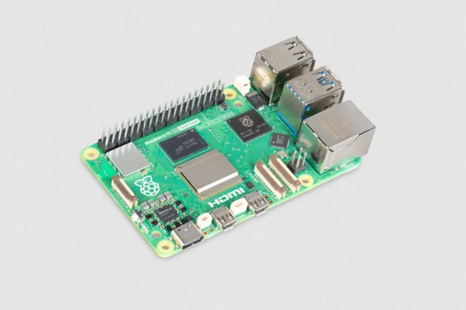Raspberry Pi 5 B 16GB trên nền màu xám