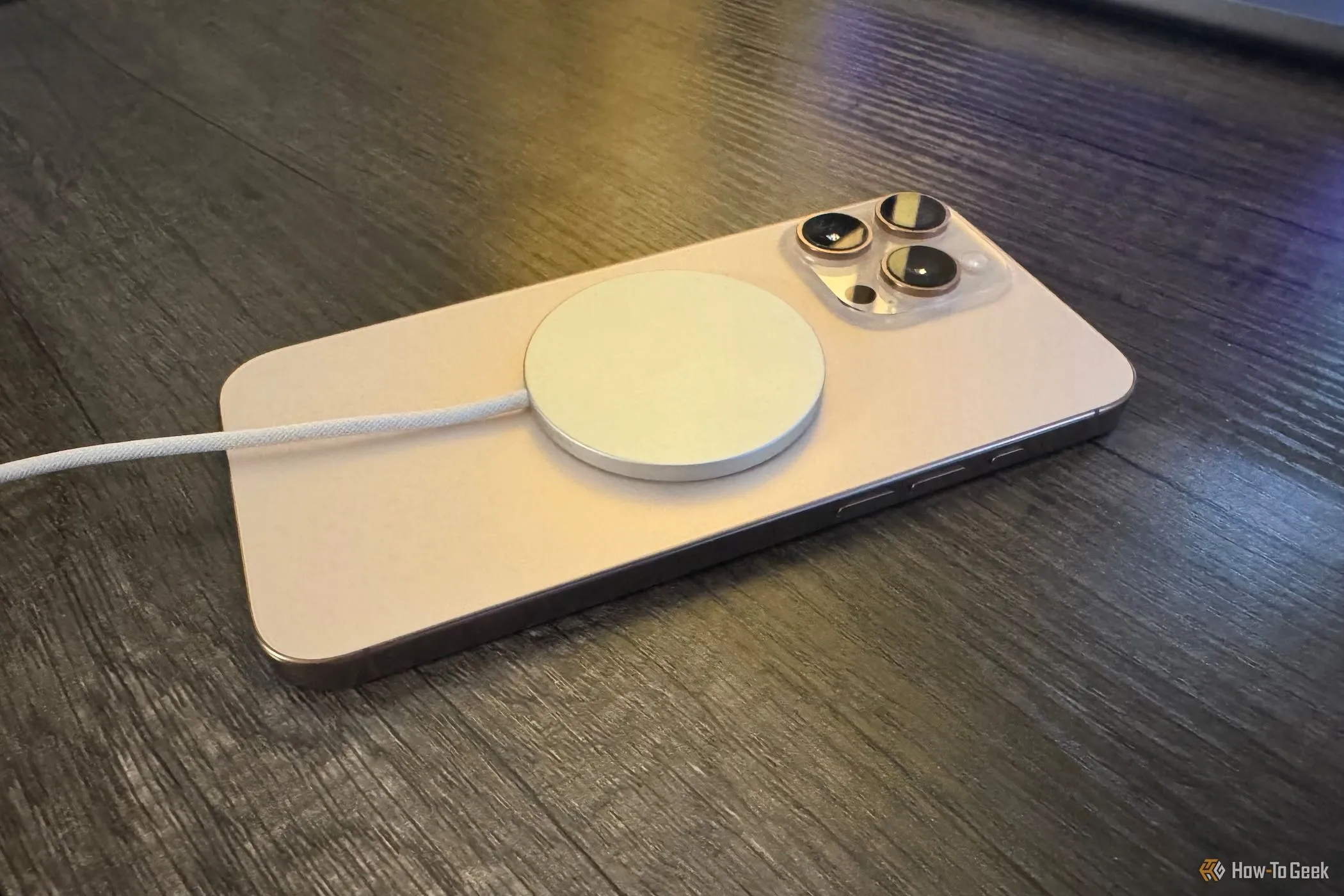 Sạc MagSafe gắn vào iPhone, minh họa công nghệ sạc không dây nhanh và tiện lợi