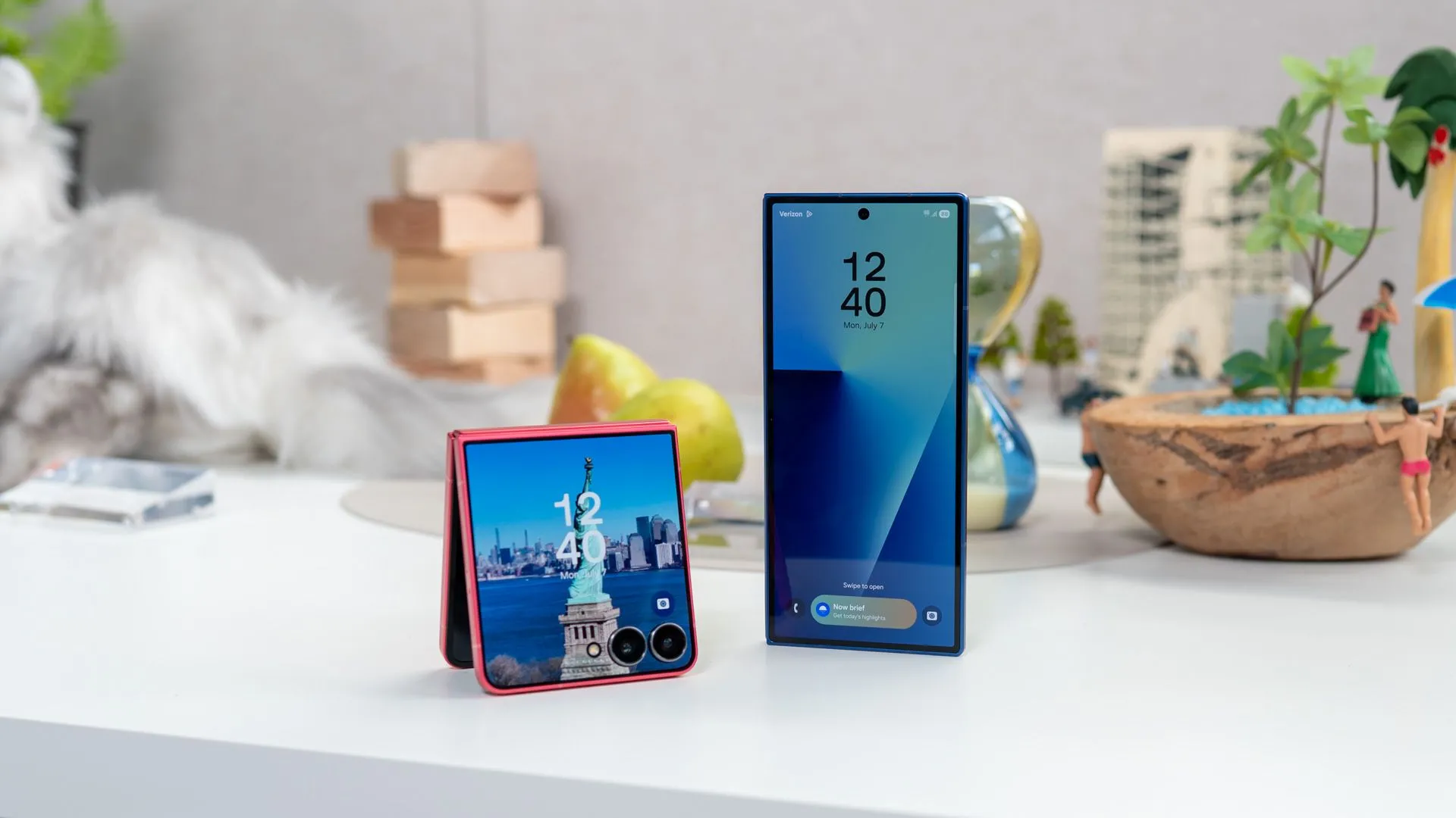 Samsung Galaxy Z Fold 7 đứng cạnh Galaxy Z Flip 7 trên bàn