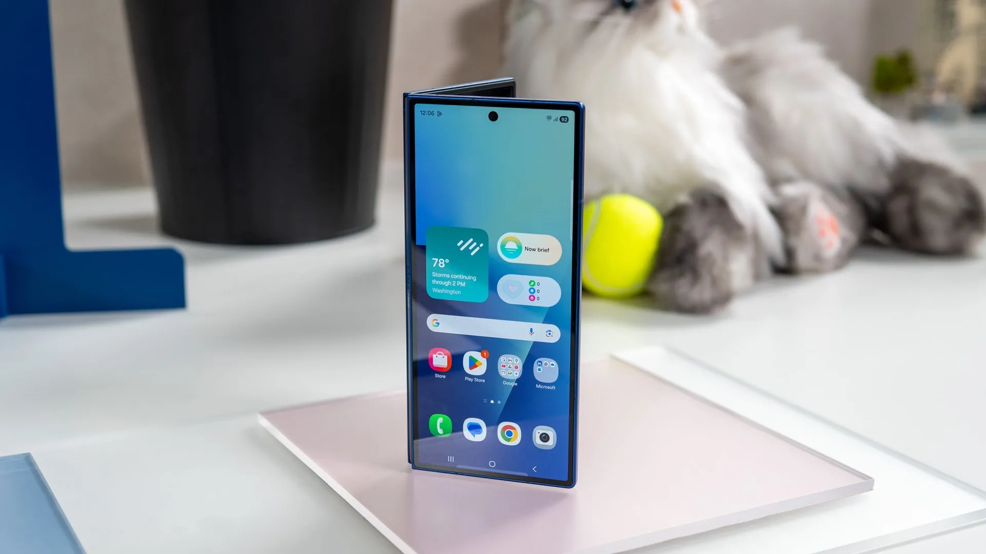 Samsung Galaxy Z Fold 7 đứng trên màn hình hiển thị màn hình chính trên màn hình phụ