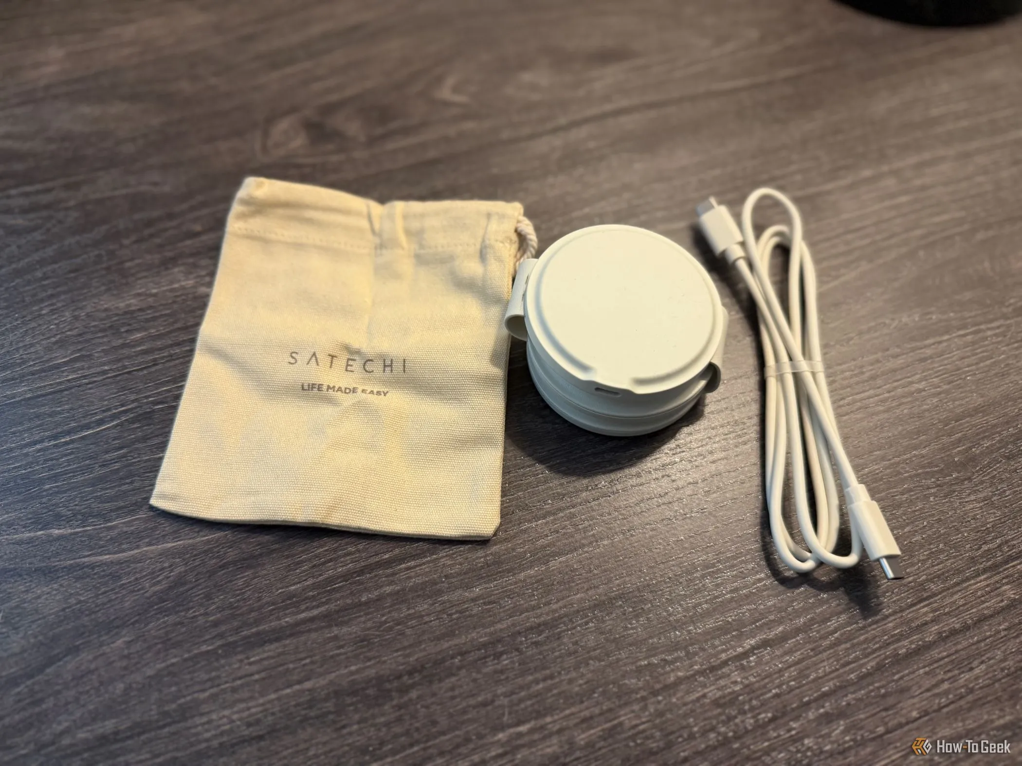 Satechi OntheGo 3-in-1 gập gọn siêu nhỏ cùng túi đựng du lịch và cáp sạc USB-C, minh họa thiết kế di động